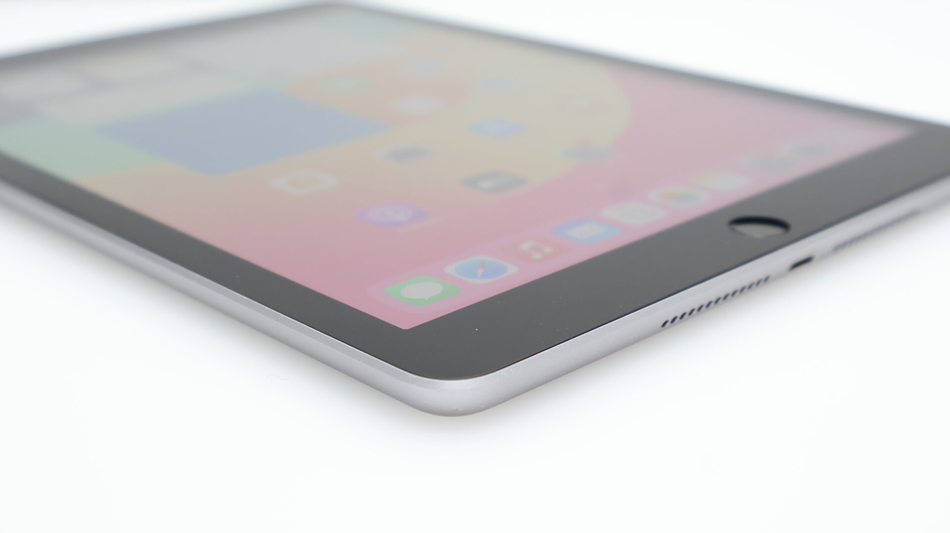 iPad 9.7" 6th Gen 32GB (Wi-Fii Only) Touch ID Not Working Space Gray - Image 2