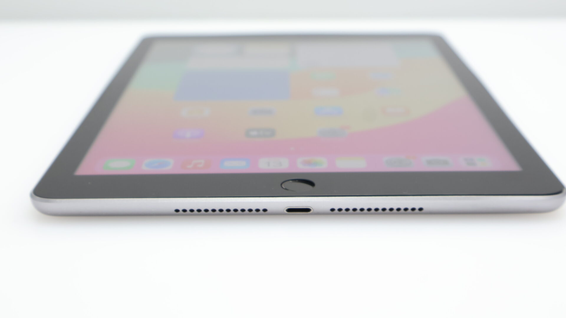 iPad 9.7" 6th Gen 32GB (Wi-Fii Only) Touch ID Not Working Space Gray - Image 3