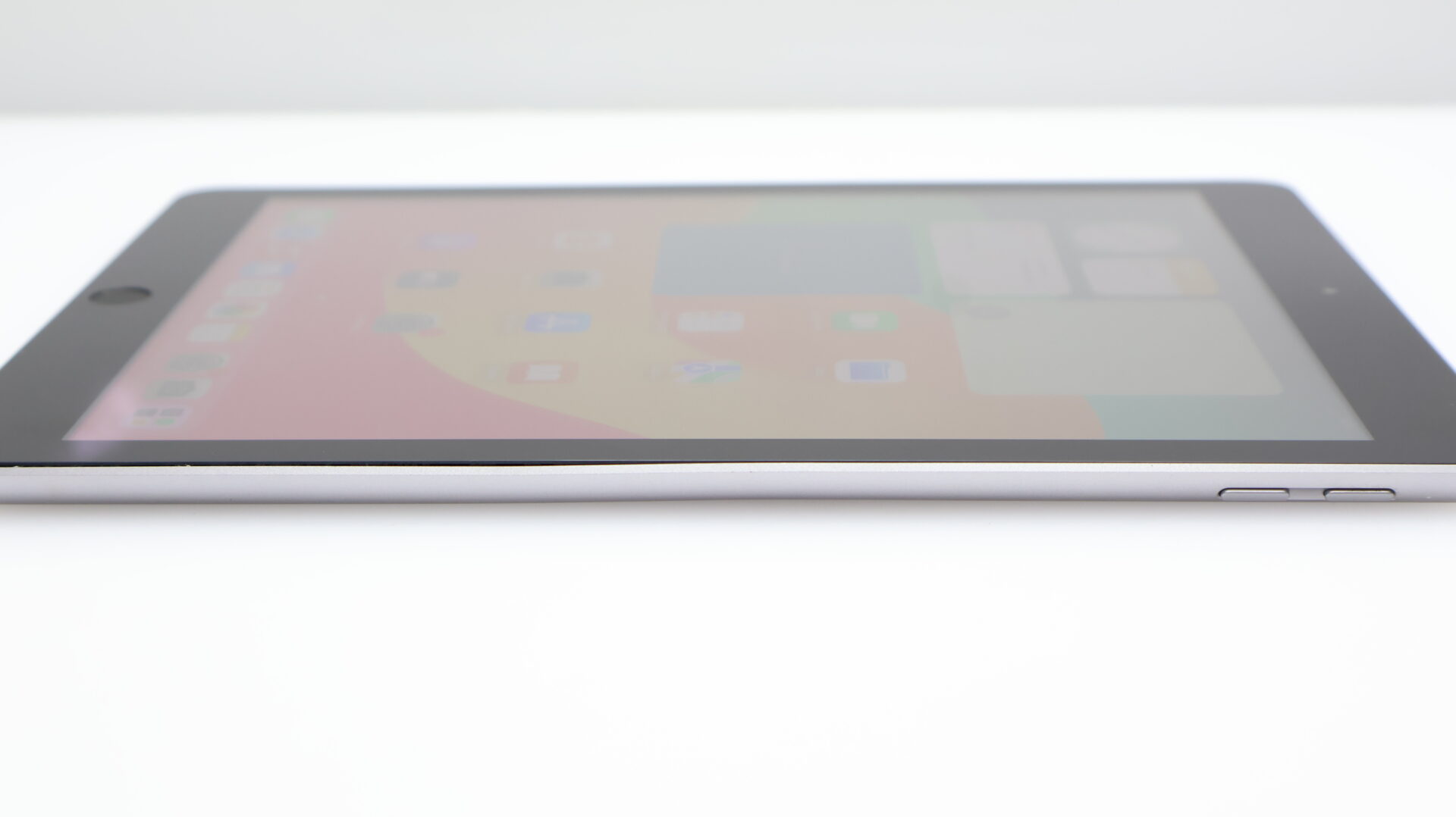 iPad 9.7" 6th Gen 32GB (Wi-Fii Only) Touch ID Not Working Space Gray - Image 6