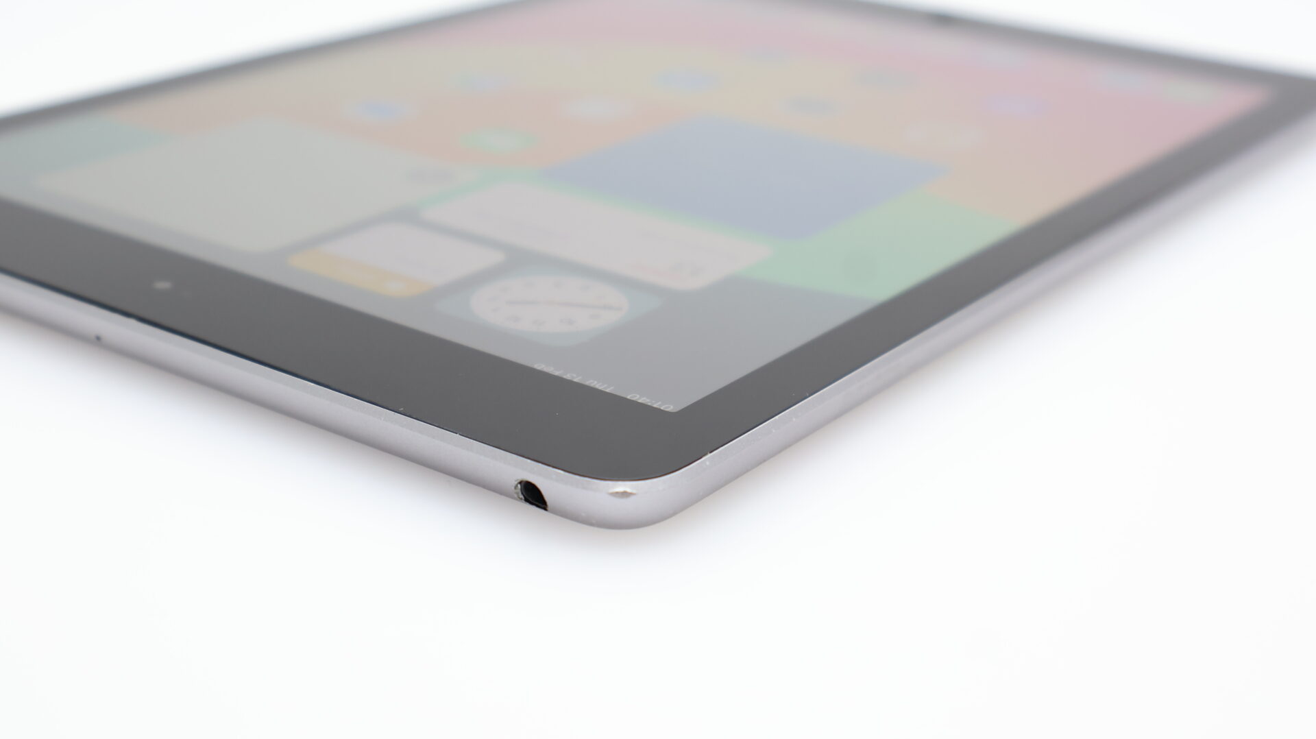 iPad 9.7" 6th Gen 32GB (Wi-Fii Only) Touch ID Not Working Space Gray - Image 9