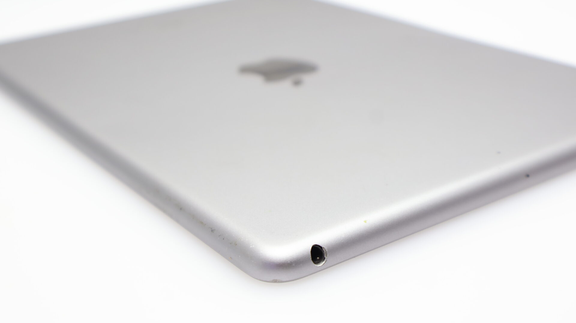 iPad 9.7" 6th Gen 32GB (Wi-Fii Only) Touch ID Not Working Space Gray - Image 12