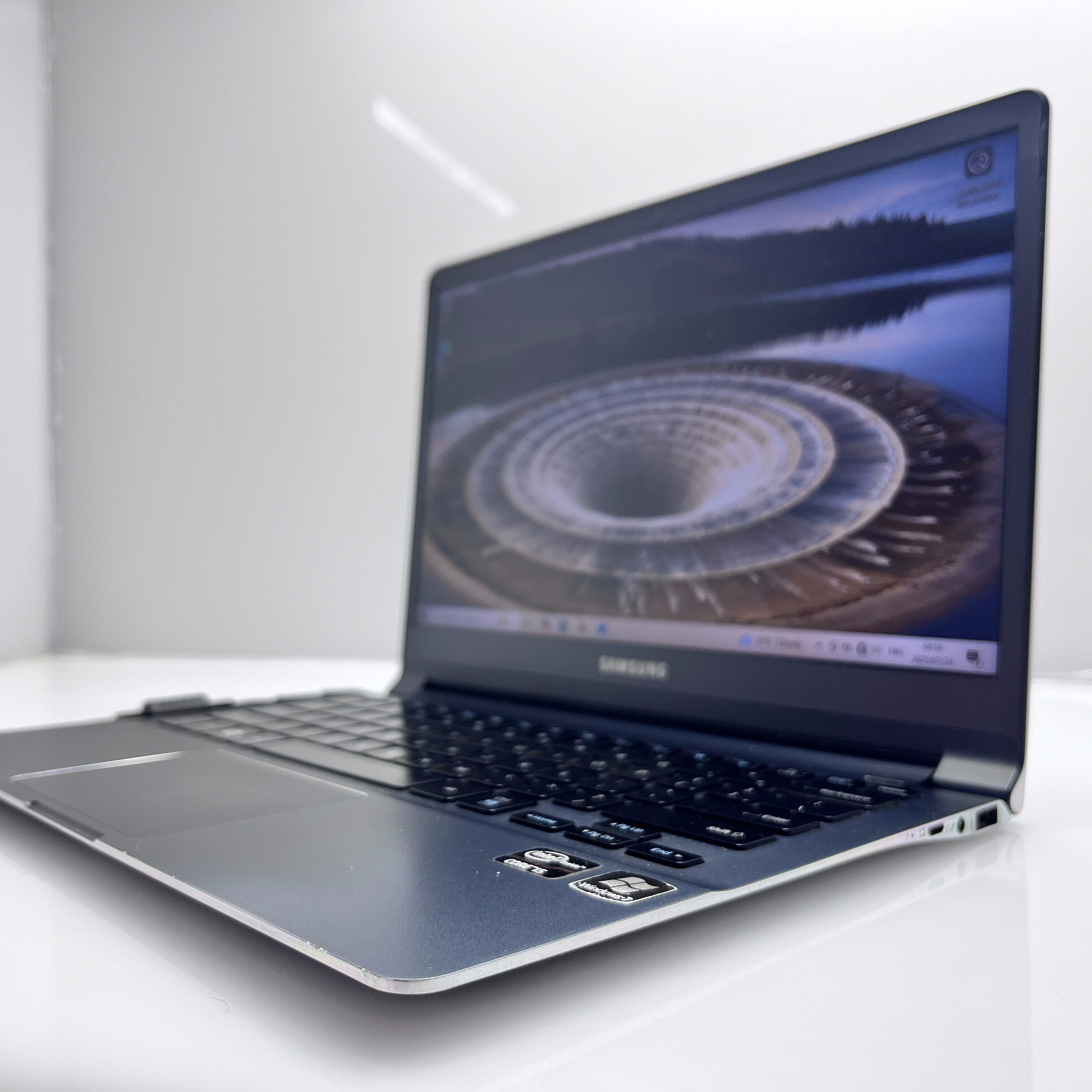 Samsung Series 9 UltraBook 4GB RAM 256GB SSD - Faulty Battery | Bright Spots - Image 4