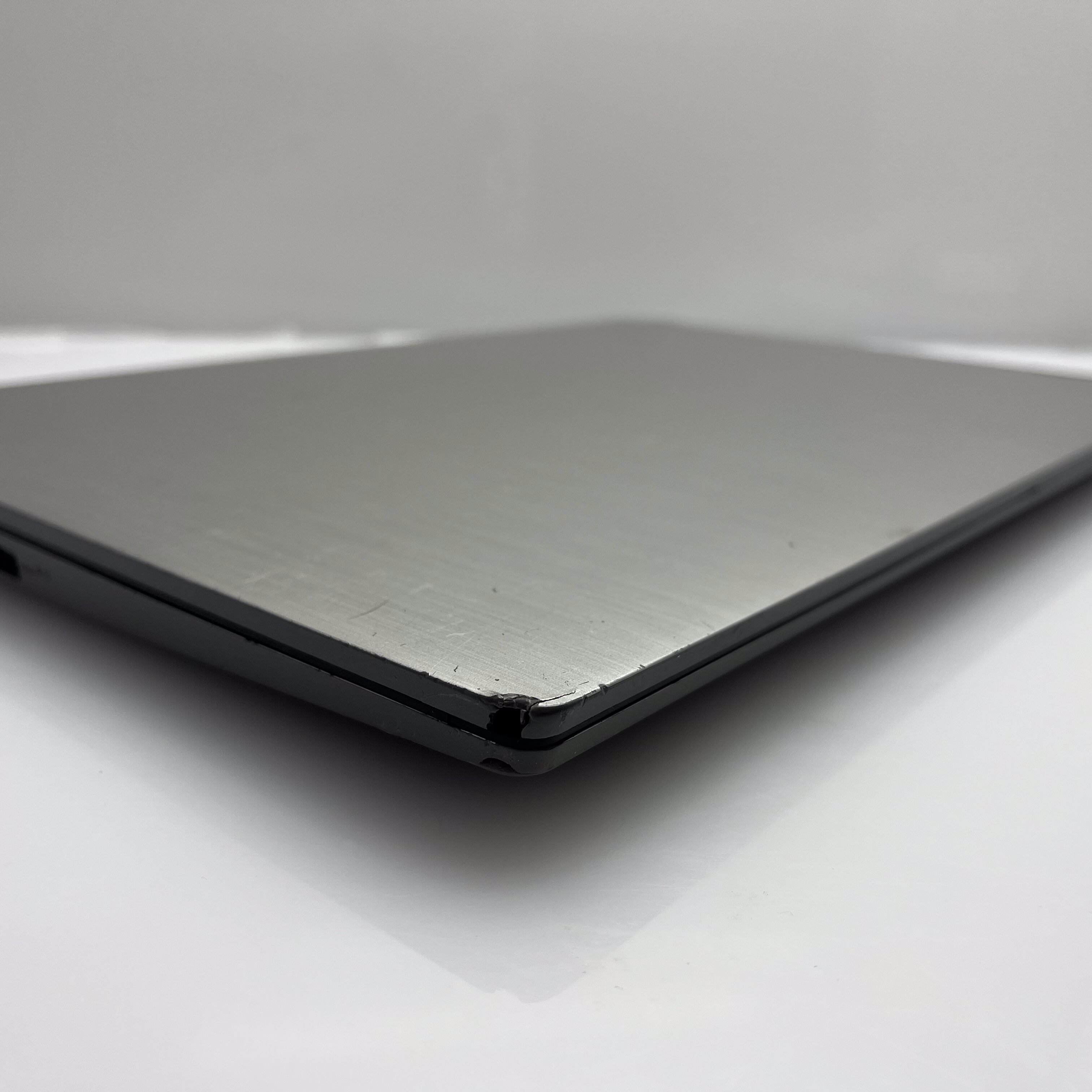 Lenovo IdeaPad 3 15IGL05 "Celeron" 4GB RAM 1TB (SATA) SSD Silver - Cracked Casing - Image 5