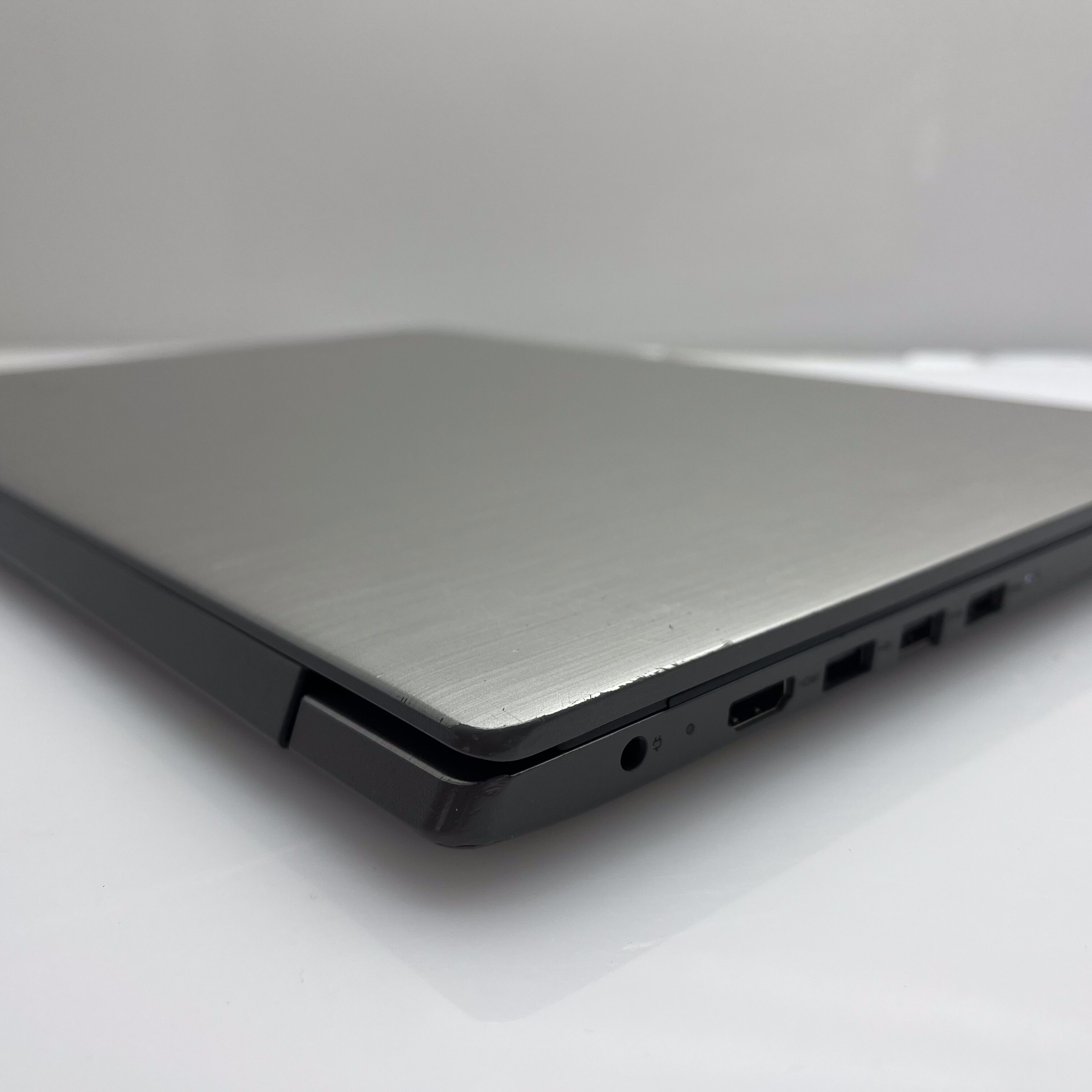 Lenovo IdeaPad 3 15IGL05 "Celeron" 4GB RAM 1TB (SATA) SSD Silver - Cracked Casing - Image 8