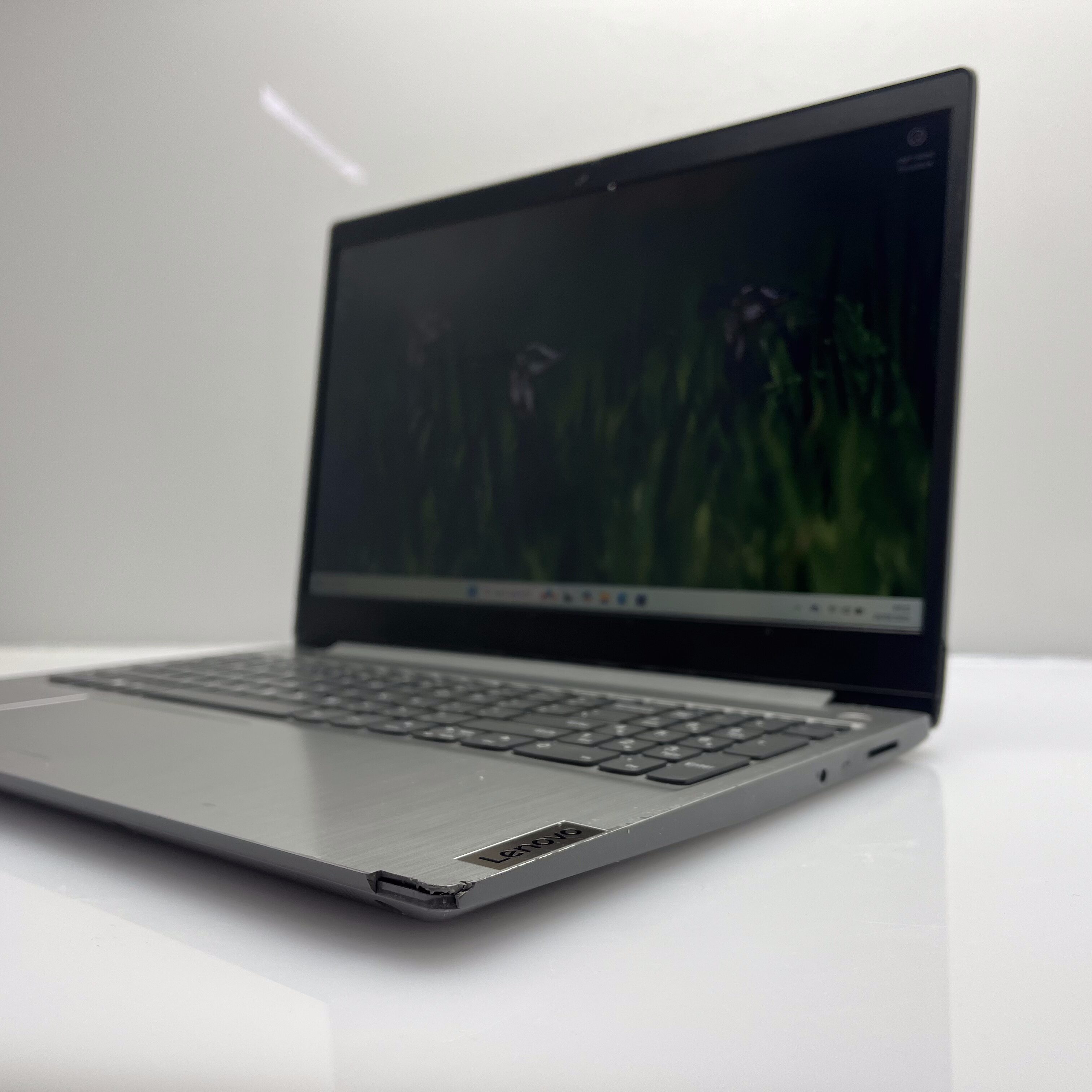 Lenovo IdeaPad 3 15IGL05 "Celeron" 4GB RAM 1TB (SATA) SSD Silver - Cracked Casing - Image 4