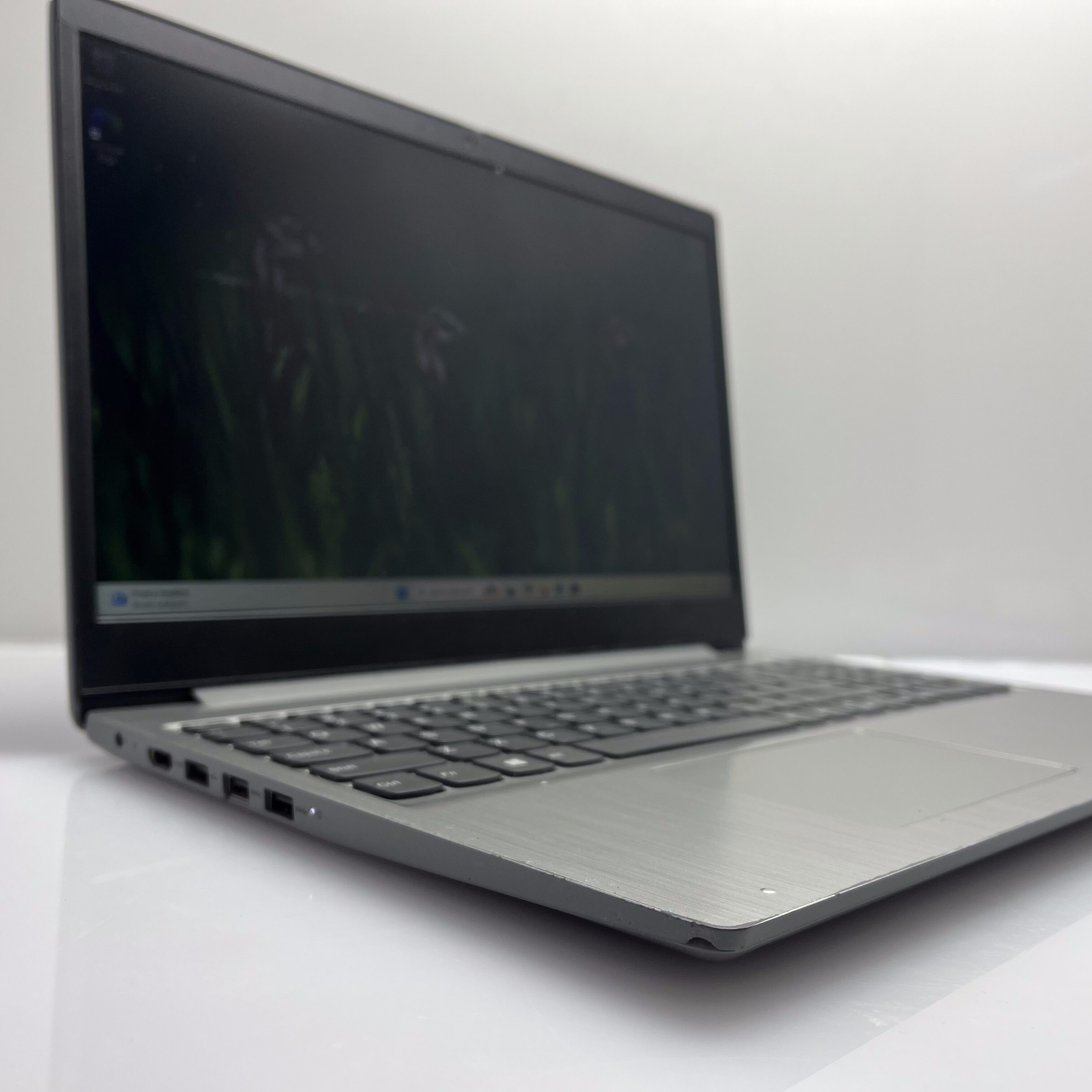 Lenovo IdeaPad 3 15IGL05 "Celeron" 4GB RAM 1TB (SATA) SSD Silver - Cracked Casing - Image 2