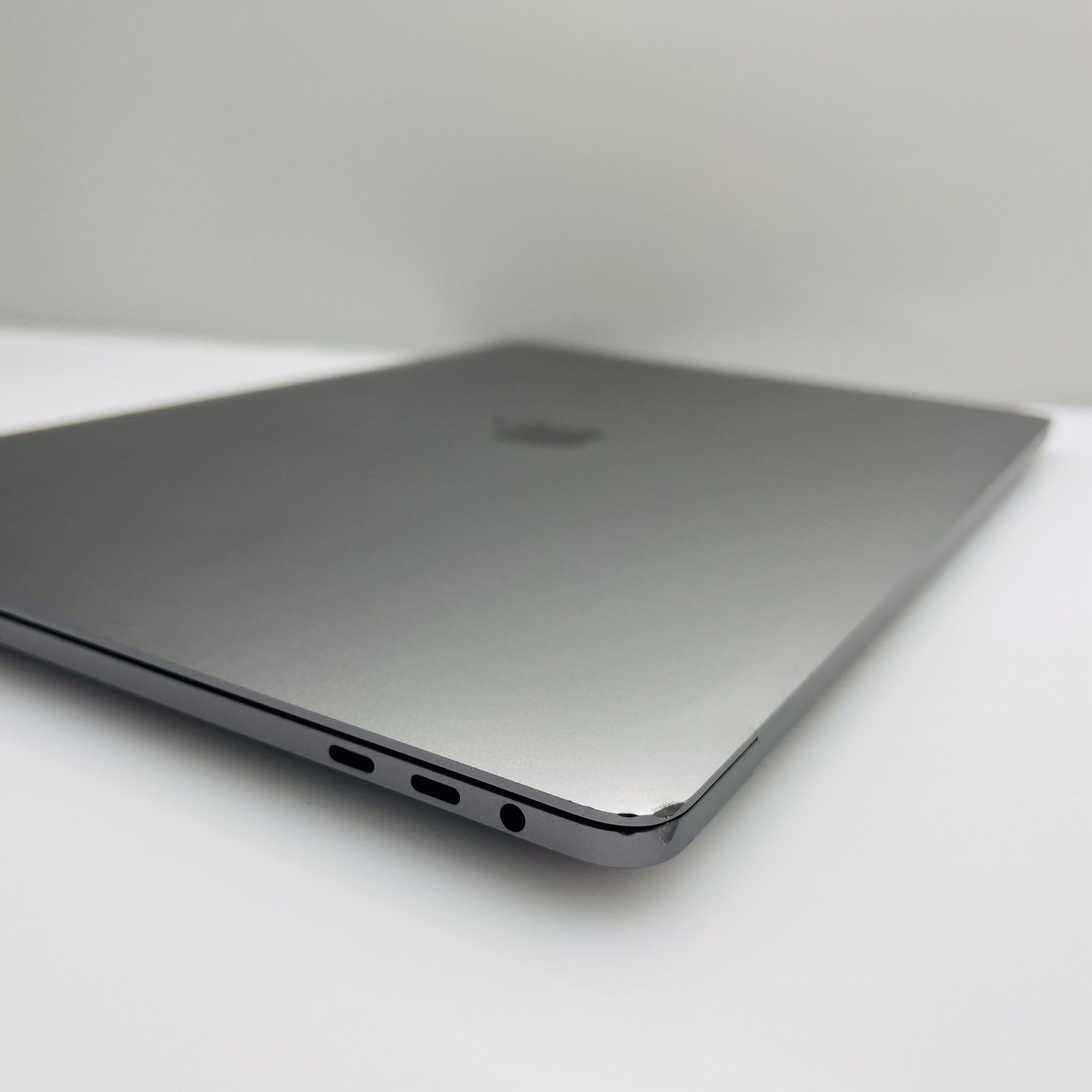 Apple MacBook Pro 15-Inch “Core i7” 2.6 GHz (Touch/2018) 16GB RAM 256GB SSD Space Grey (6 Month Warranty) - Bent Casing - Image 9