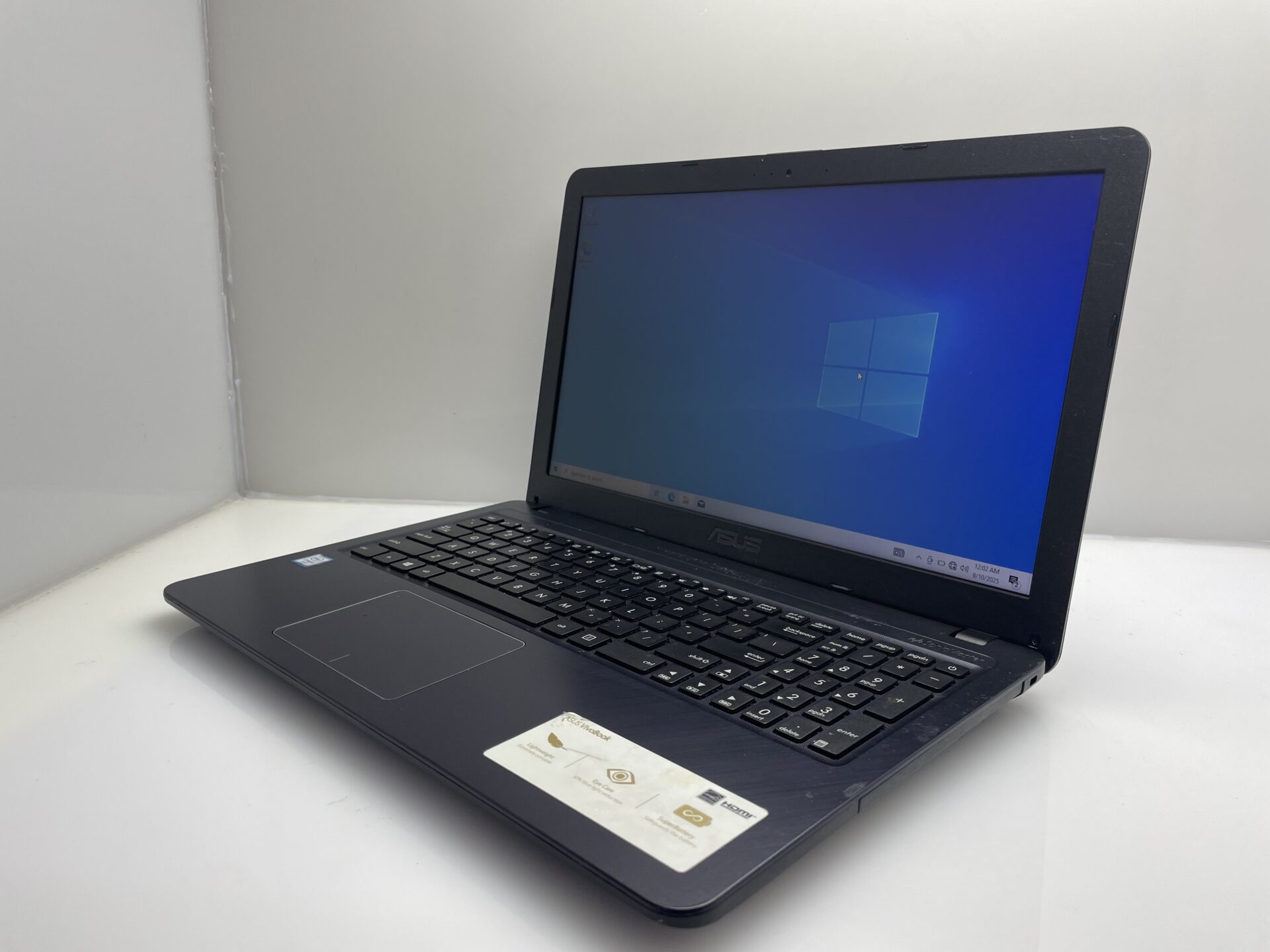 Asus X543UA-I341GT 6th Gen "Core i3" 2.30GHz 12GB RAM 256GB SSD + 1TB HDD Black - Hinge Damage And Minor Bright Spots - Image 4