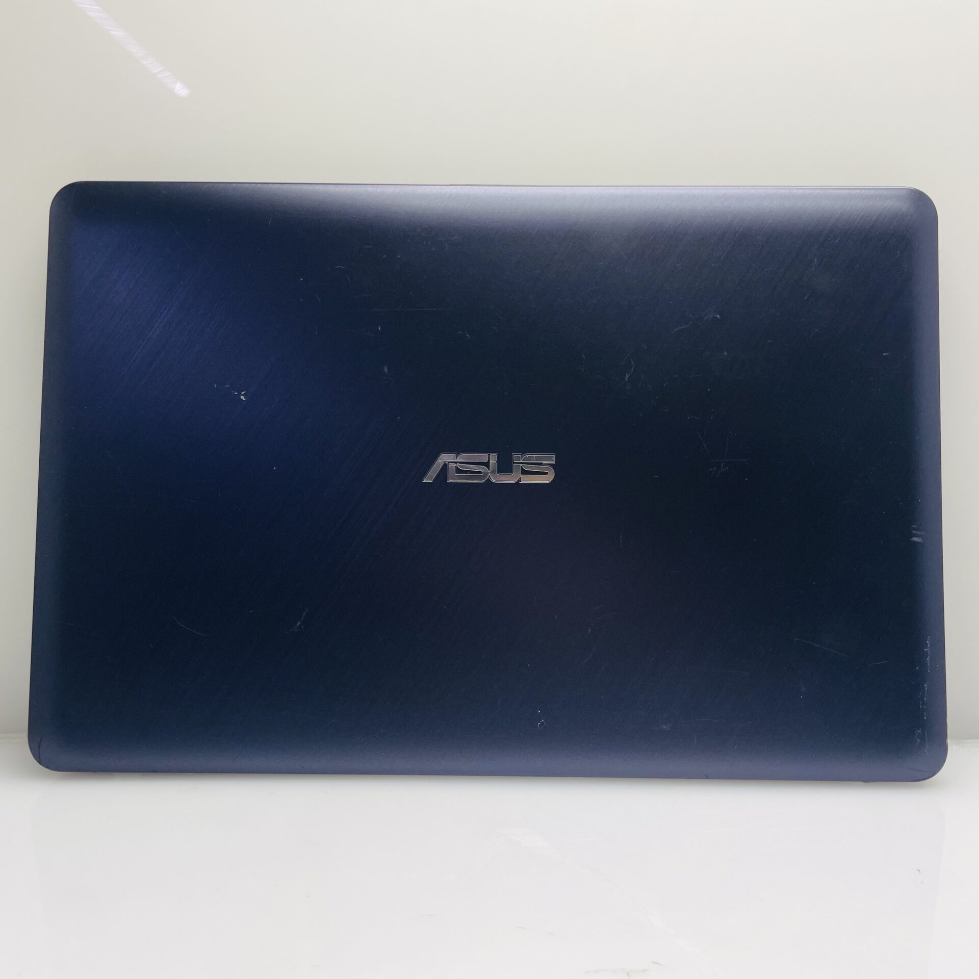 Asus X543UA-I341GT 6th Gen "Core i3" 2.30GHz 12GB RAM 256GB SSD + 1TB HDD Black - Hinge Damage And Minor Bright Spots - Image 2