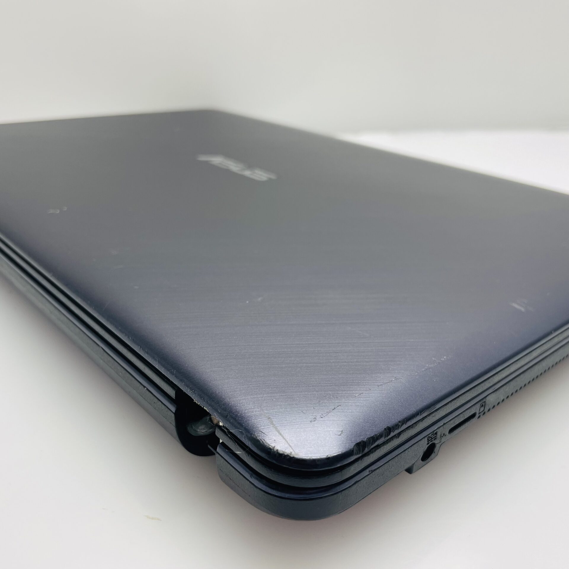 Asus X543UA-I341GT 6th Gen "Core i3" 2.30GHz 12GB RAM 256GB SSD + 1TB HDD Black - Hinge Damage And Minor Bright Spots - Image 6