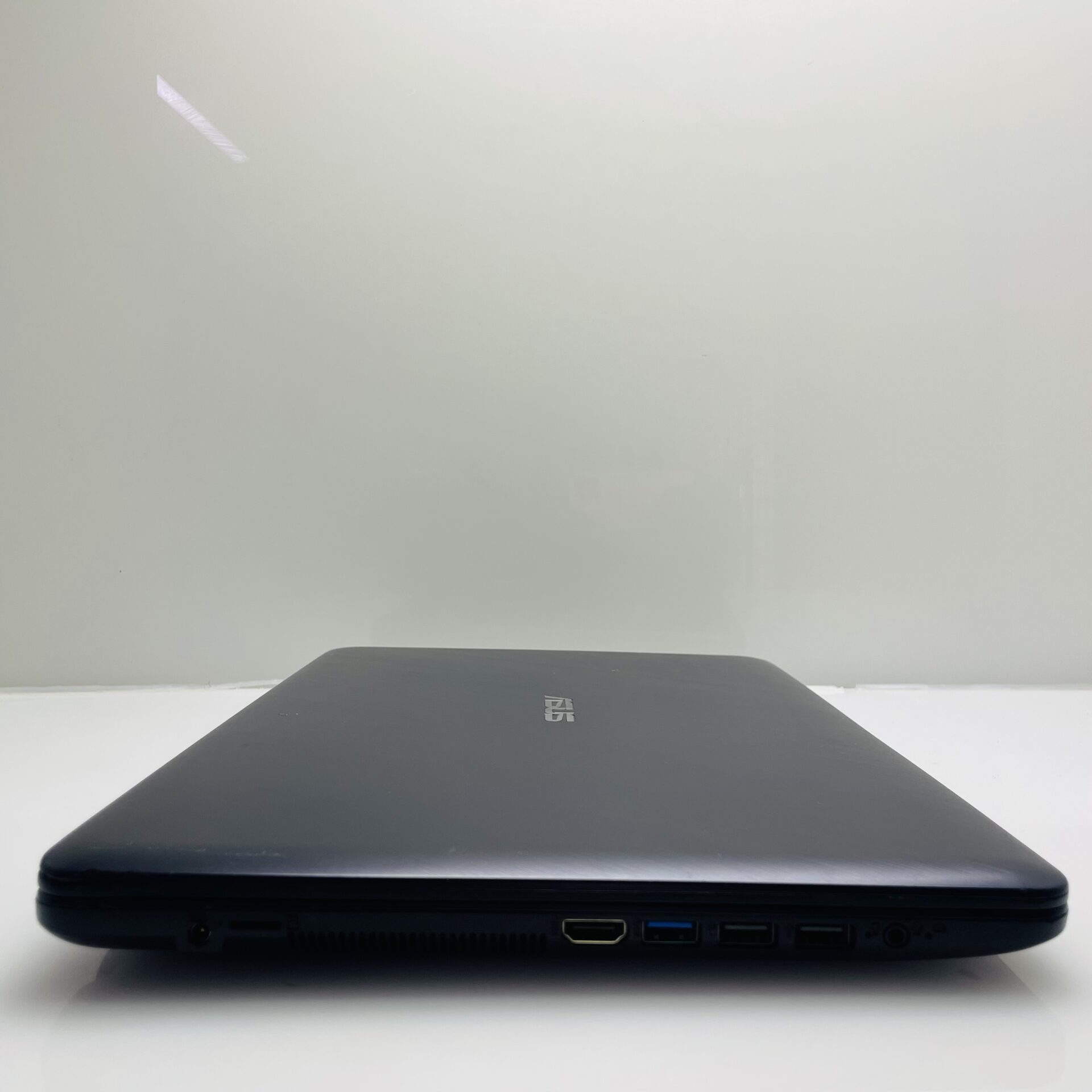 Asus X543UA-I341GT 6th Gen "Core i3" 2.30GHz 12GB RAM 256GB SSD + 1TB HDD Black - Hinge Damage And Minor Bright Spots - Image 7