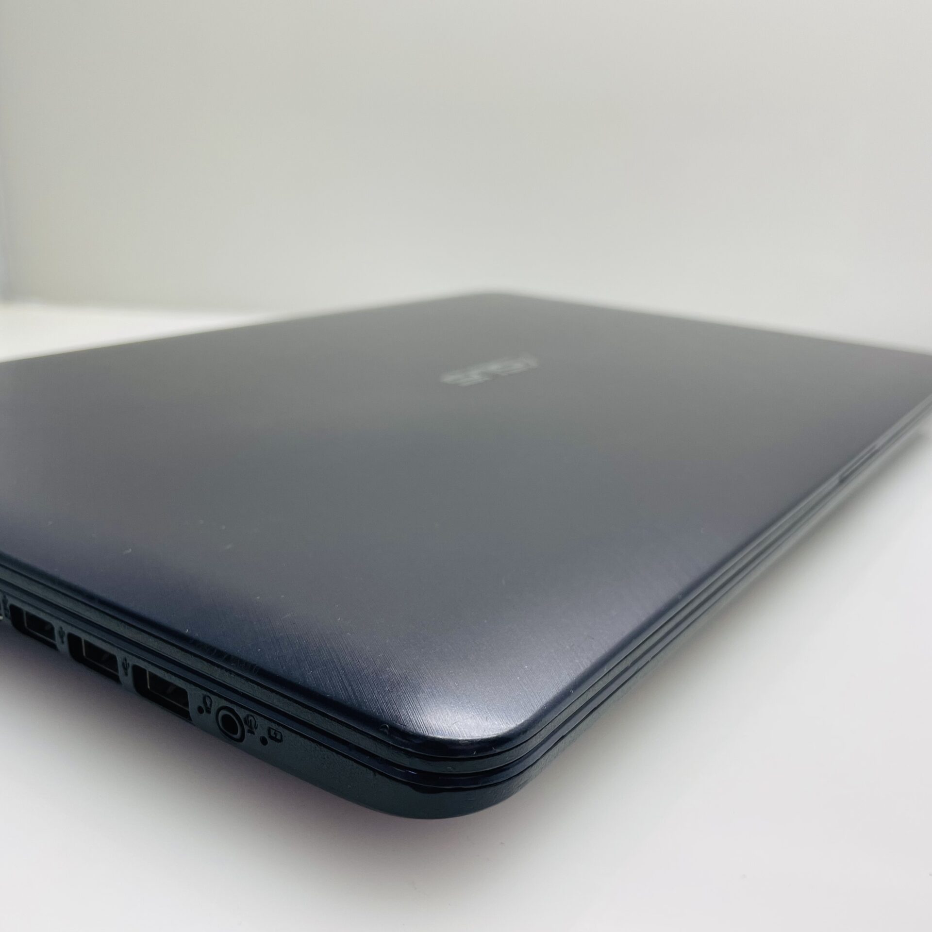 Asus X543UA-I341GT 6th Gen "Core i3" 2.30GHz 12GB RAM 256GB SSD + 1TB HDD Black - Hinge Damage And Minor Bright Spots - Image 8