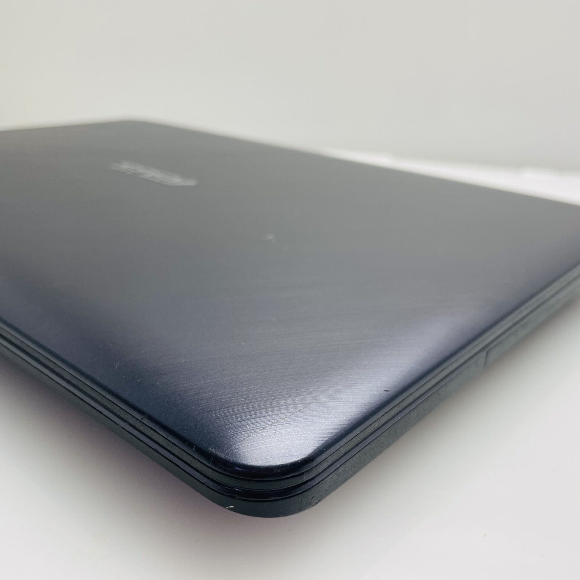 Asus X543UA-I341GT 6th Gen "Core i3" 2.30GHz 12GB RAM 256GB SSD + 1TB HDD Black - Hinge Damage And Minor Bright Spots - Image 9