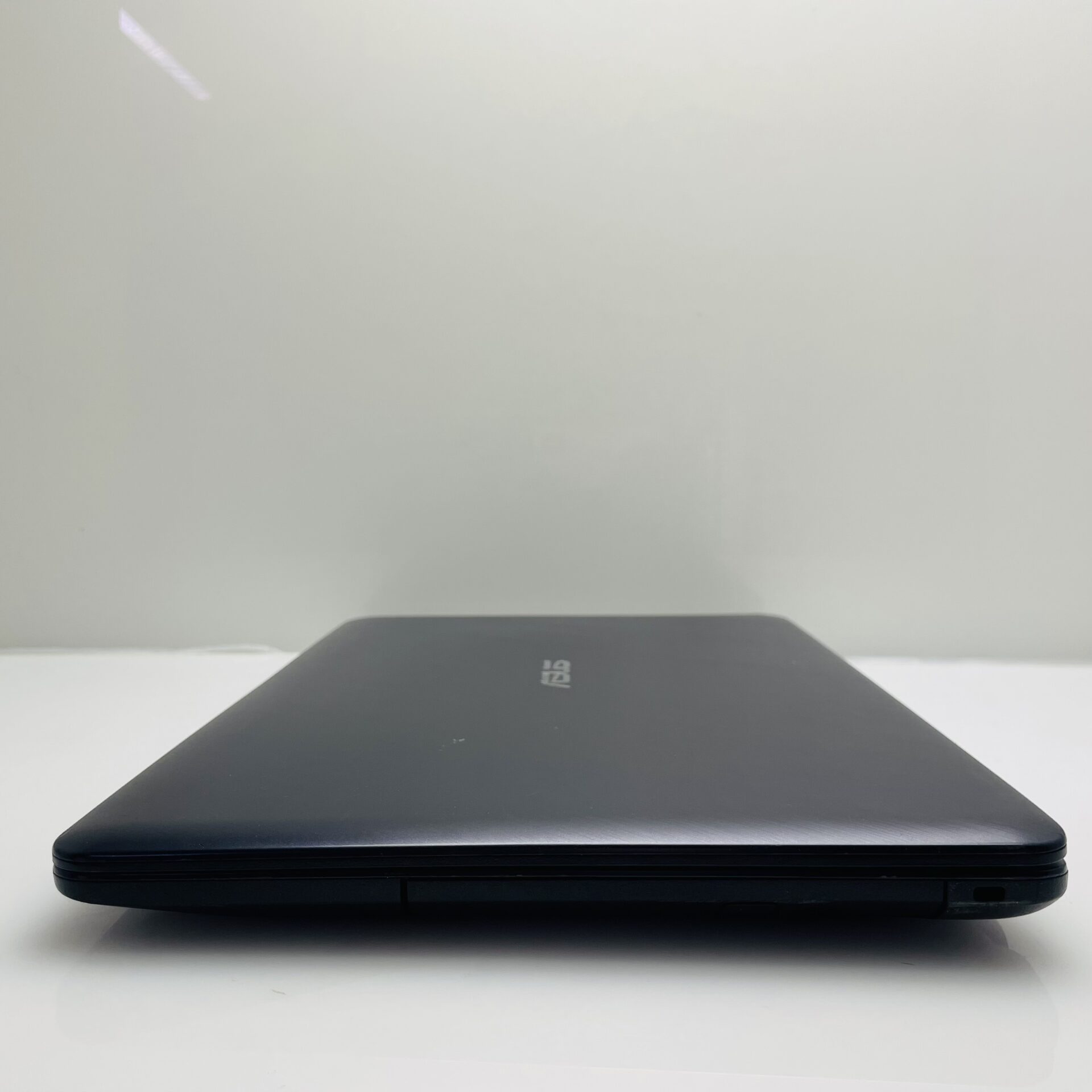 Asus X543UA-I341GT 6th Gen "Core i3" 2.30GHz 12GB RAM 256GB SSD + 1TB HDD Black - Hinge Damage And Minor Bright Spots - Image 10