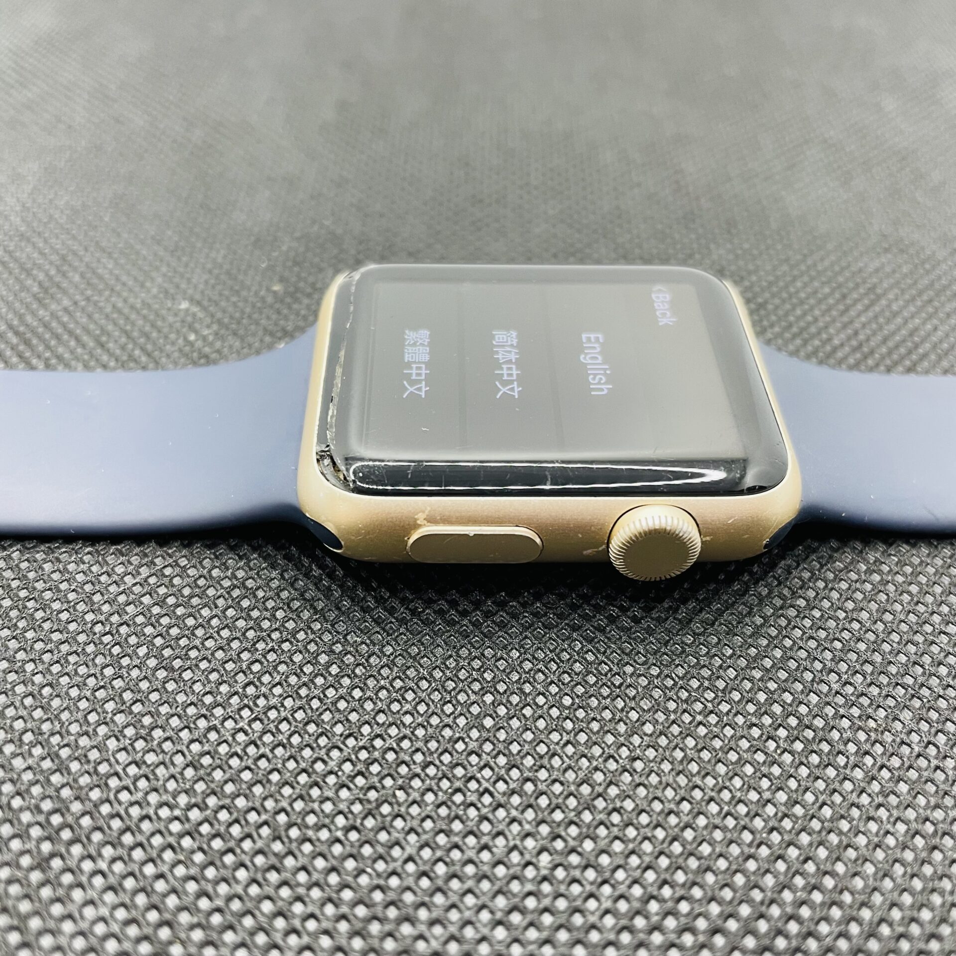 Apple Watch Series 3 42mm GPS Only Gold - Cracked Screen - Image 4