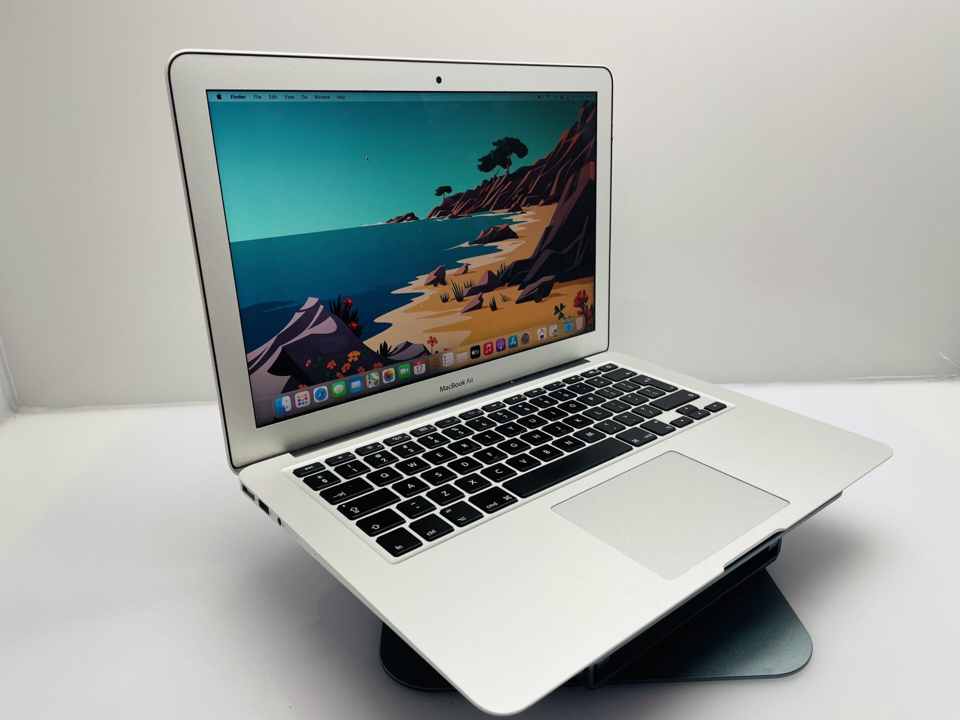 Apple MacBook Air 13-Inch “Core i5” 1.8GHz (2017) 8GB RAM 128GB SSD Silver (Grade C) - Faulty Battery - Image 4