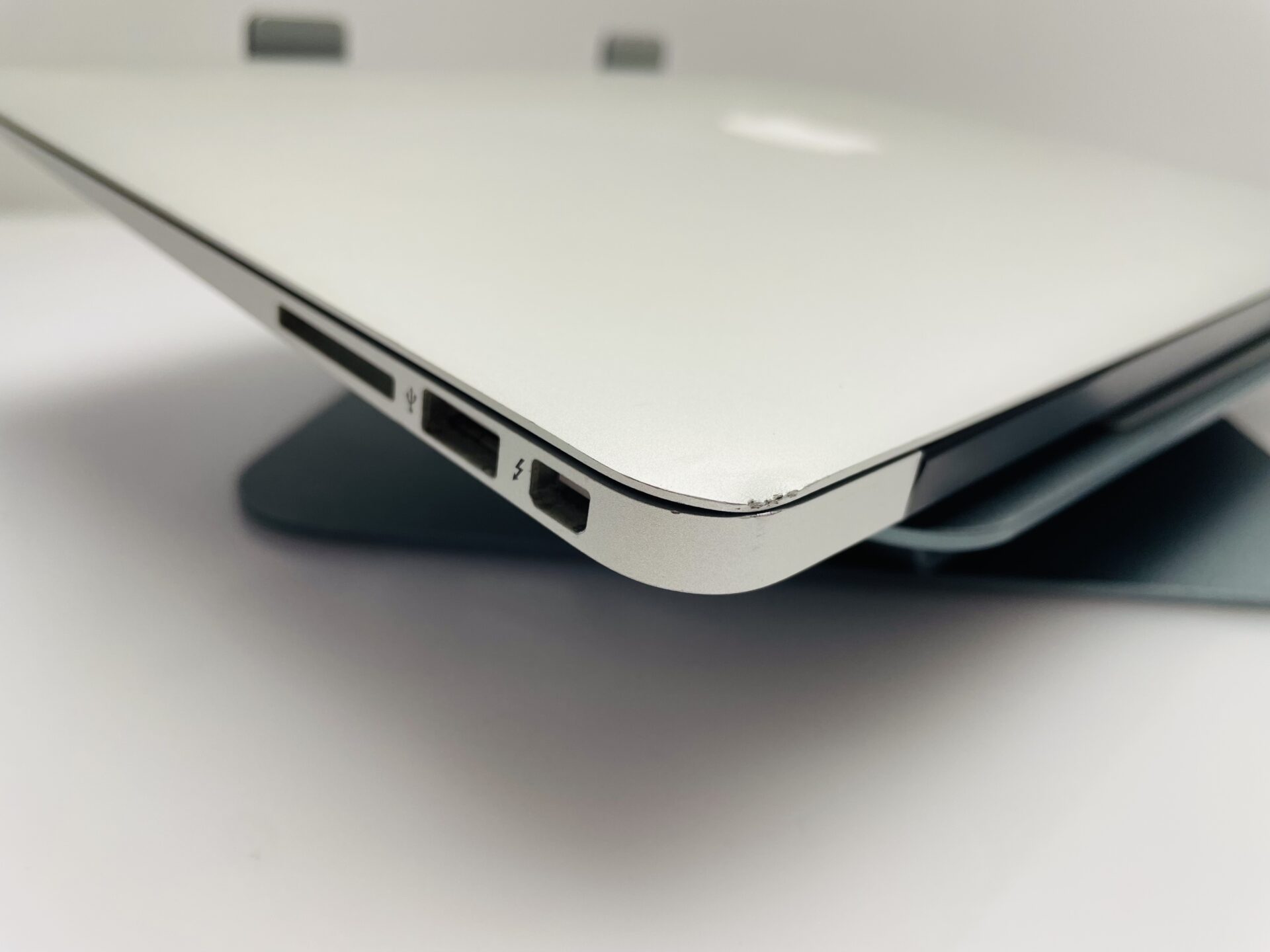 Apple MacBook Air 13-Inch “Core i5” 1.8GHz (2017) 8GB RAM 128GB SSD Silver (Grade C) - Faulty Battery - Image 8