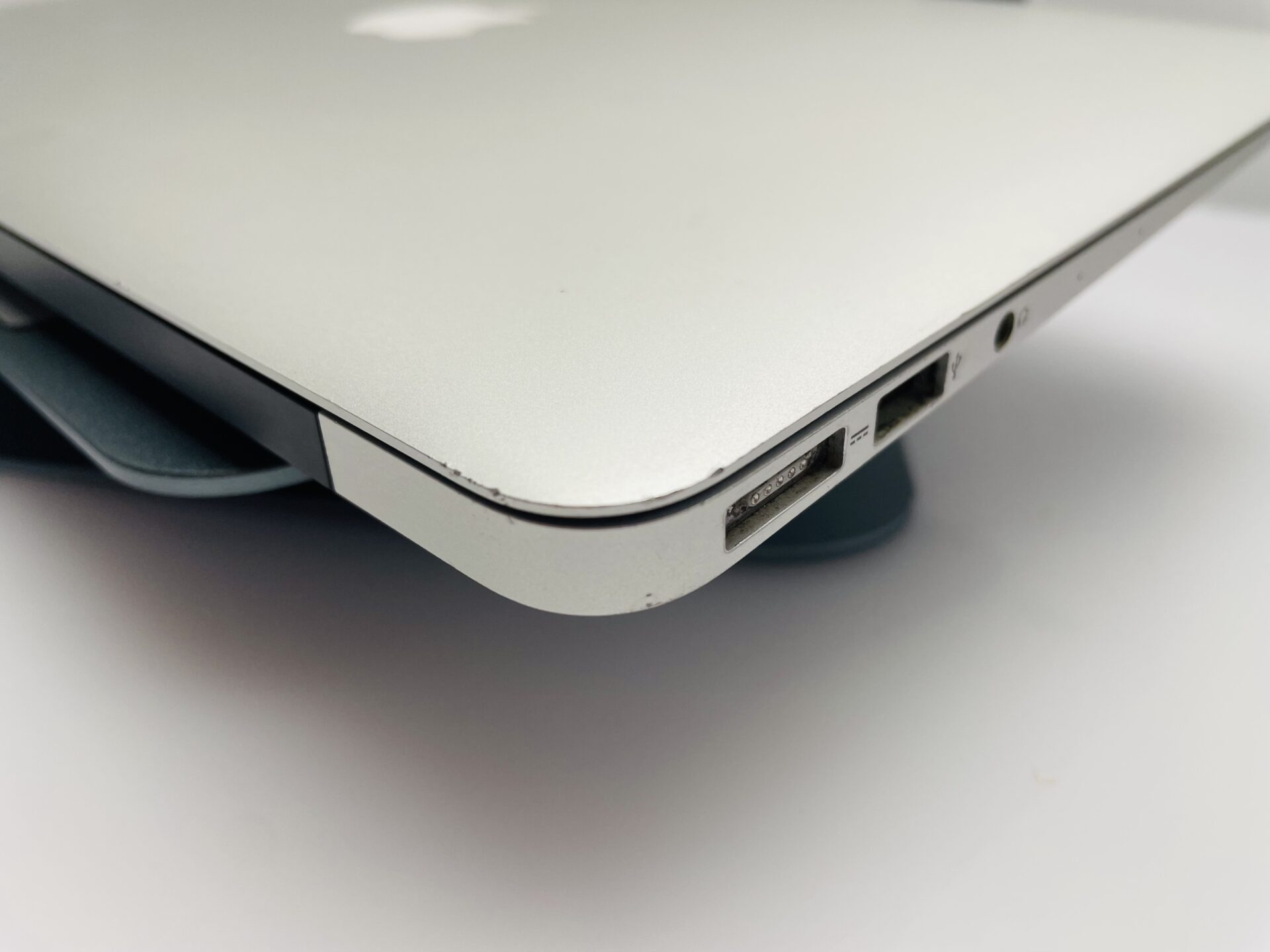 Apple MacBook Air 13-Inch “Core i5” 1.8GHz (2017) 8GB RAM 128GB SSD Silver (Grade C) - Faulty Battery - Image 9