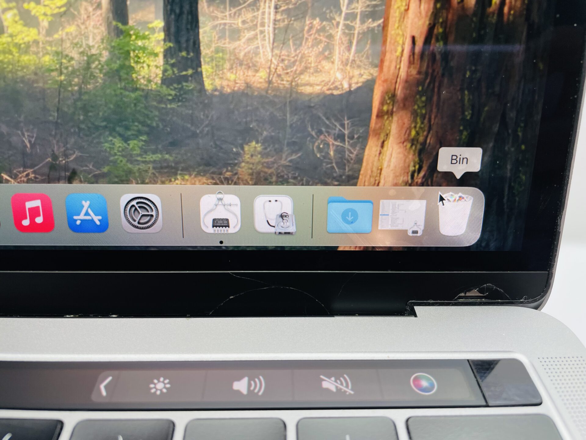 Apple MacBook Pro 13-Inch “Core i5” 2.4GHz (Touch/2019) 8GB RAM 256GB SSD Space Grey- Bright Spots | Cracked LCD Panel - Image 6