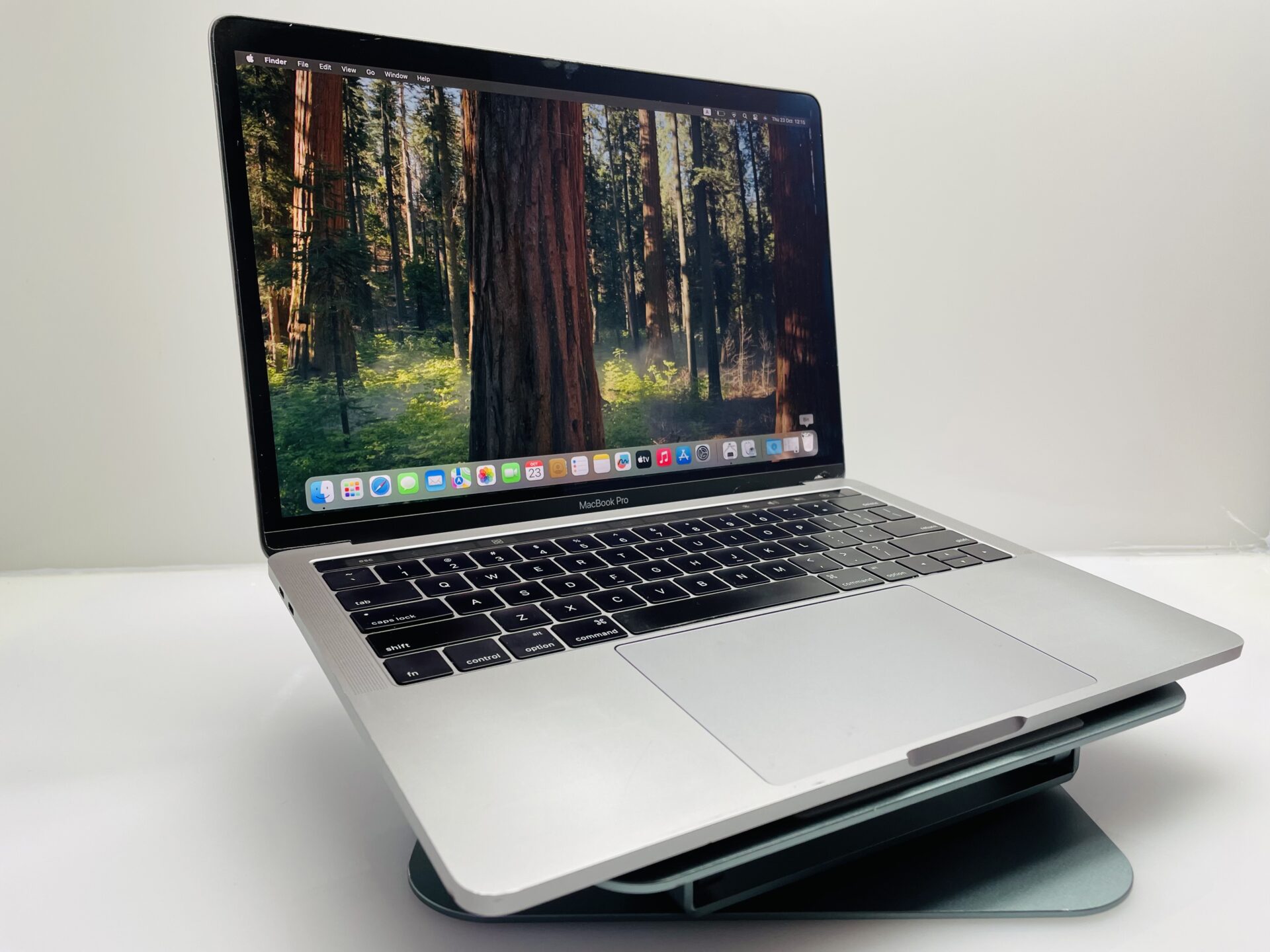 Apple MacBook Pro 13-Inch “Core i5” 2.4GHz (Touch/2019) 8GB RAM 256GB SSD Space Grey- Bright Spots | Cracked LCD Panel - Image 4