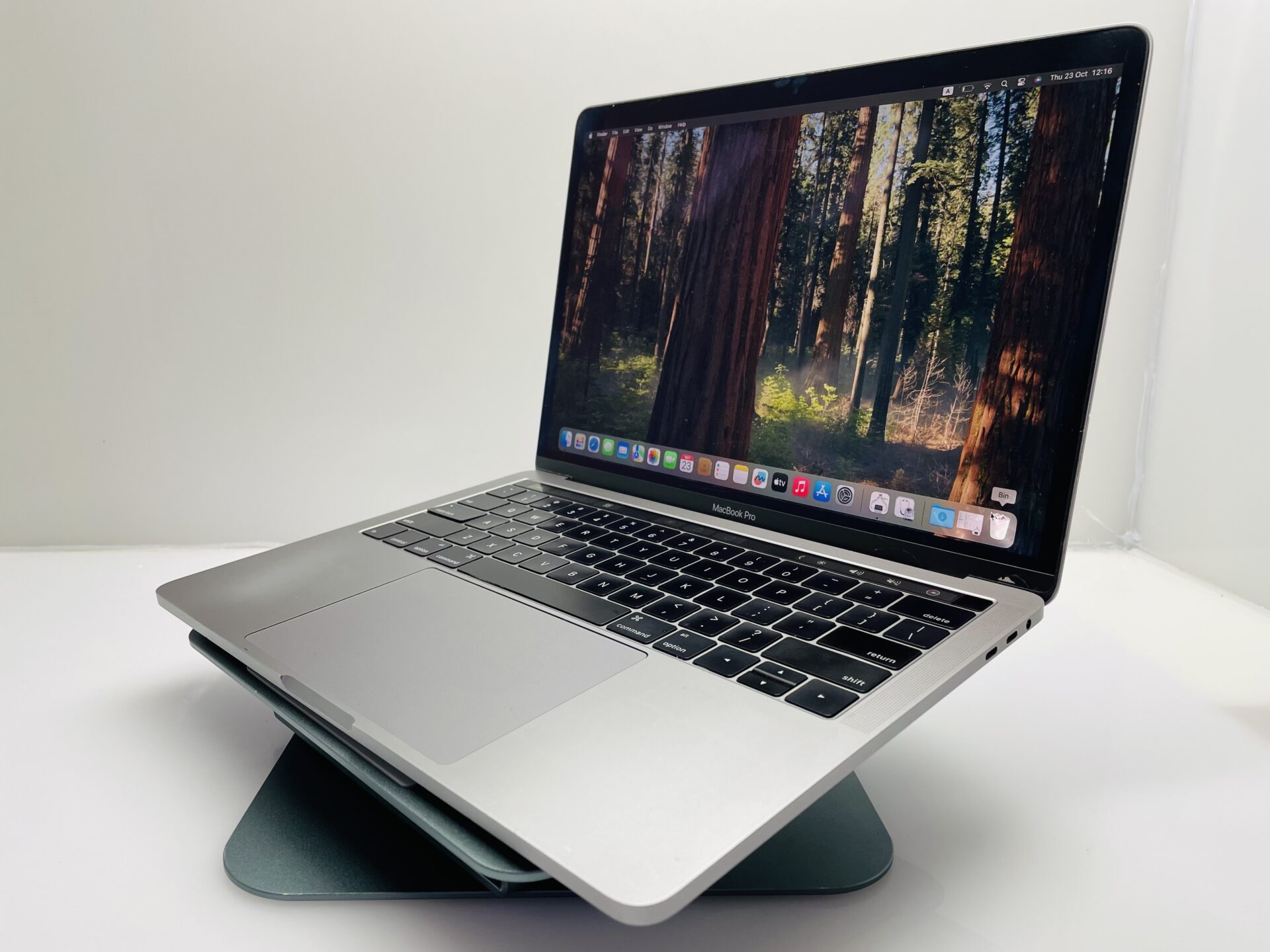 Apple MacBook Pro 13-Inch “Core i5” 2.4GHz (Touch/2019) 8GB RAM 256GB SSD Space Grey- Bright Spots | Cracked LCD Panel - Image 5