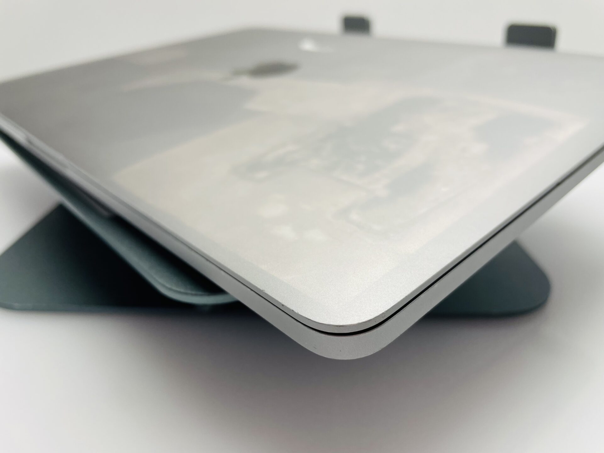 Apple MacBook Pro 13-Inch “Core i5” 2.4GHz (Touch/2019) 8GB RAM 256GB SSD Space Grey- Bright Spots | Cracked LCD Panel - Image 7