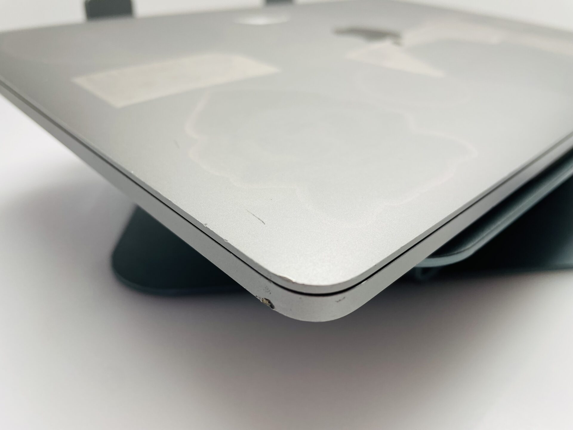 Apple MacBook Pro 13-Inch “Core i5” 2.4GHz (Touch/2019) 8GB RAM 256GB SSD Space Grey- Bright Spots | Cracked LCD Panel - Image 8