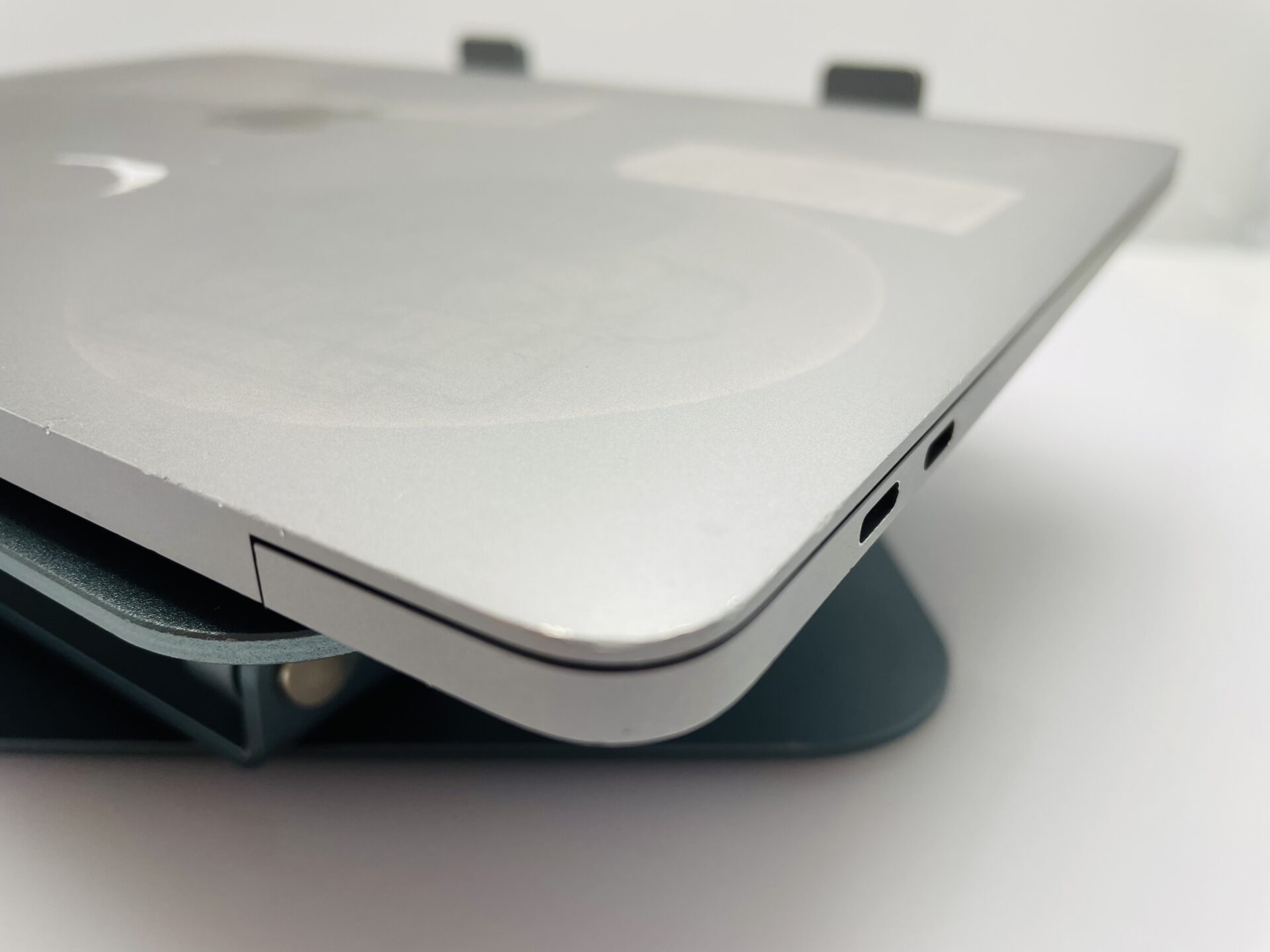 Apple MacBook Pro 13-Inch “Core i5” 2.4GHz (Touch/2019) 8GB RAM 256GB SSD Space Grey- Bright Spots | Cracked LCD Panel - Image 9