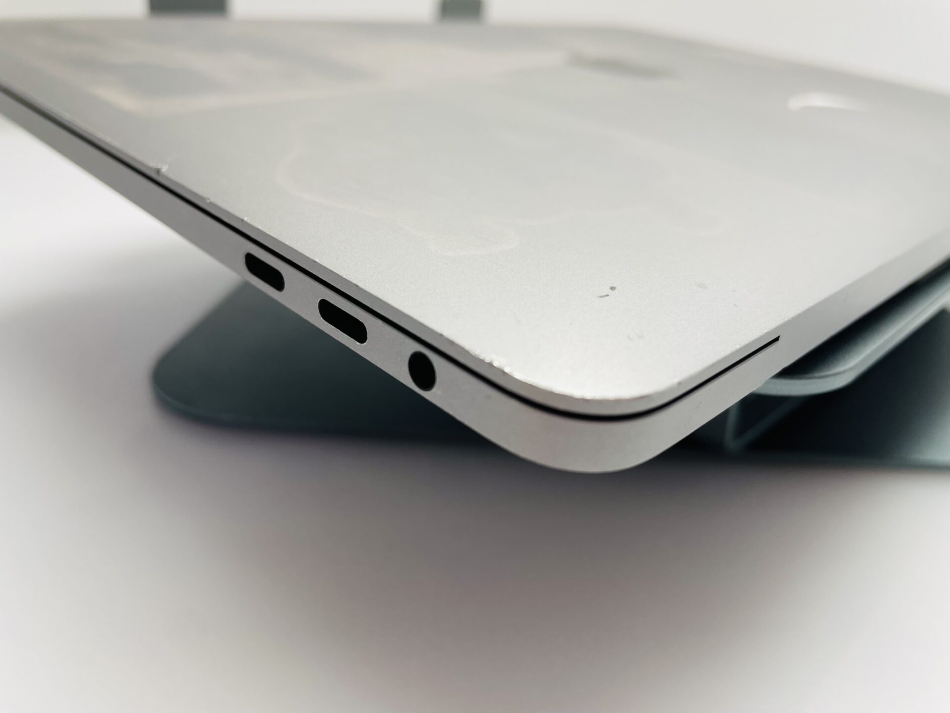 Apple MacBook Pro 13-Inch “Core i5” 2.4GHz (Touch/2019) 8GB RAM 256GB SSD Space Grey- Bright Spots | Cracked LCD Panel - Image 10