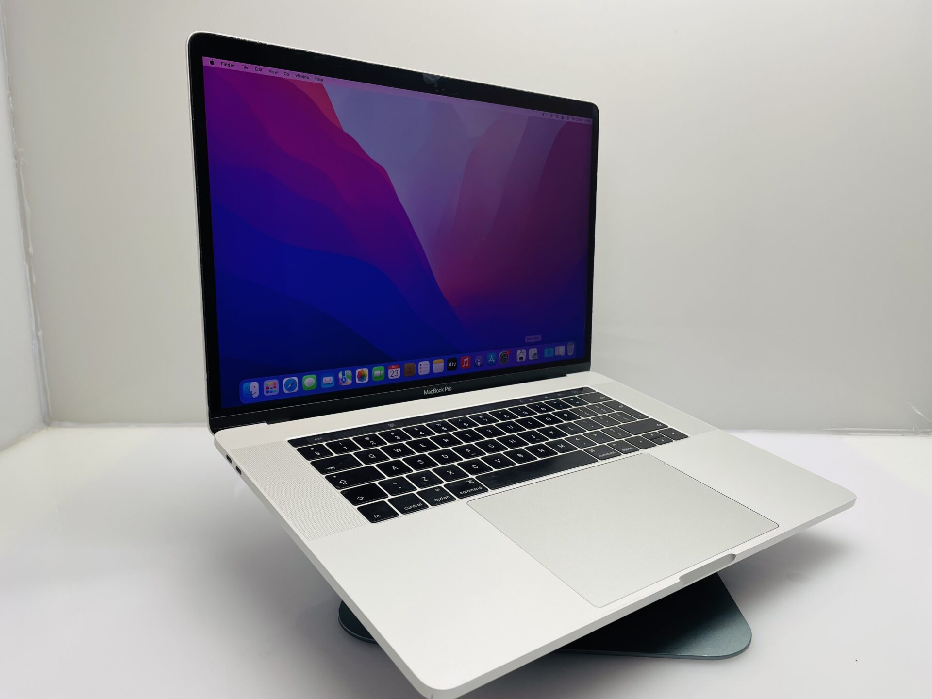 MacBook Pro 15-Inch “Core i7” 2.6GHz 16GB RAM 256GB SSD (Late 2016) Silver - (Grade B) - Image 4