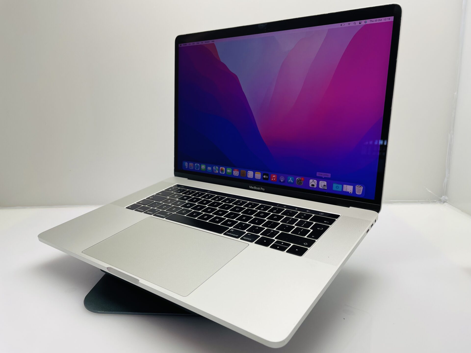 MacBook Pro 15-Inch “Core i7” 2.6GHz 16GB RAM 256GB SSD (Late 2016) Silver - (Grade B) - Image 5