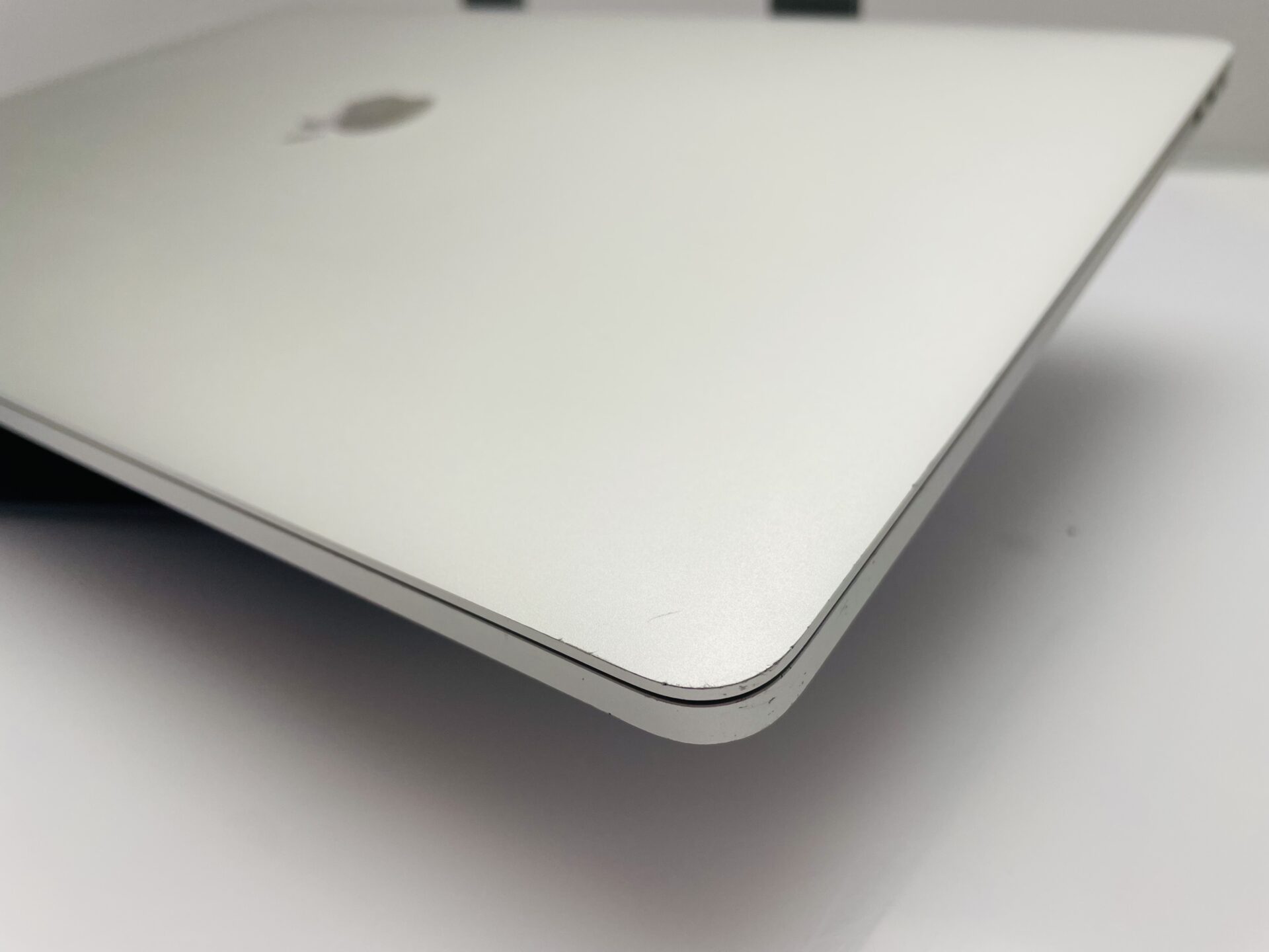 MacBook Pro 15-Inch “Core i7” 2.6GHz 16GB RAM 256GB SSD (Late 2016) Silver - (Grade B) - Image 6