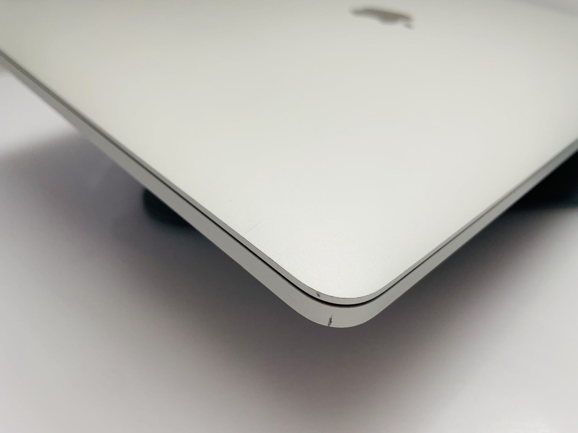 MacBook Pro 15-Inch “Core i7” 2.6GHz 16GB RAM 256GB SSD (Late 2016) Silver - (Grade B) - Image 7