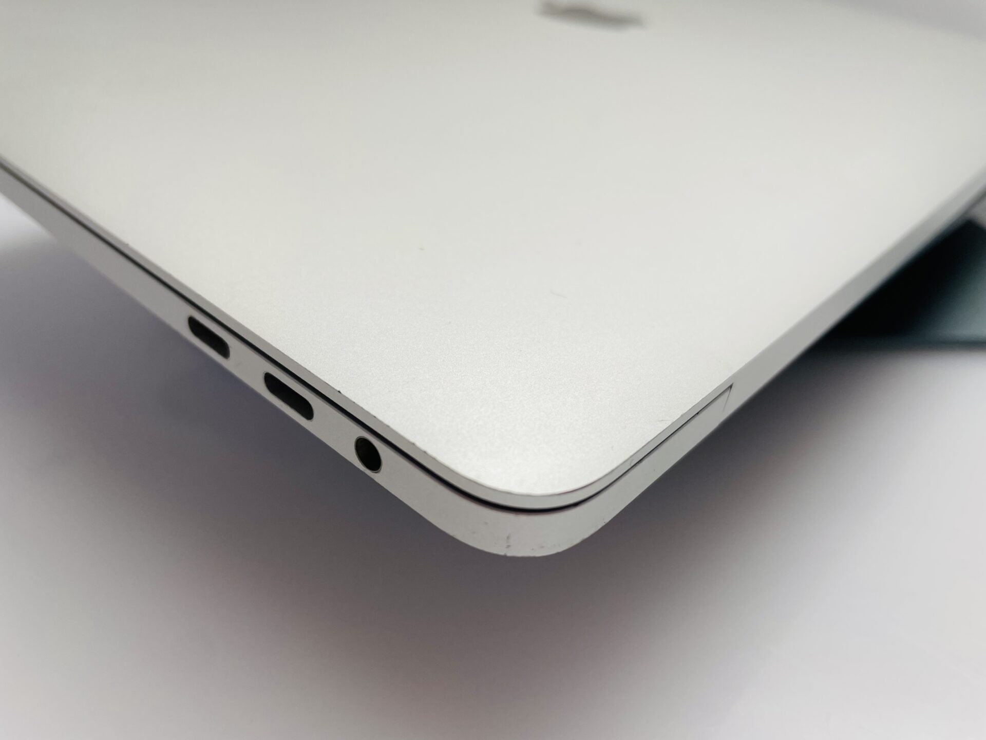 MacBook Pro 15-Inch “Core i7” 2.6GHz 16GB RAM 256GB SSD (Late 2016) Silver - (Grade B) - Image 8