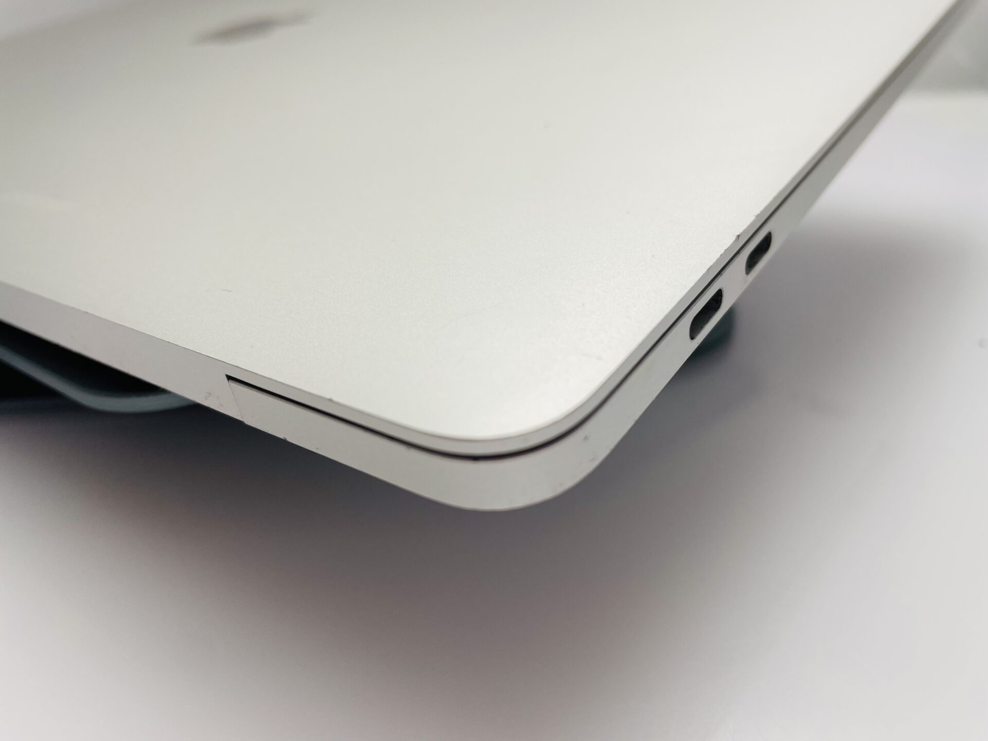 MacBook Pro 15-Inch “Core i7” 2.6GHz 16GB RAM 256GB SSD (Late 2016) Silver - (Grade B) - Image 9