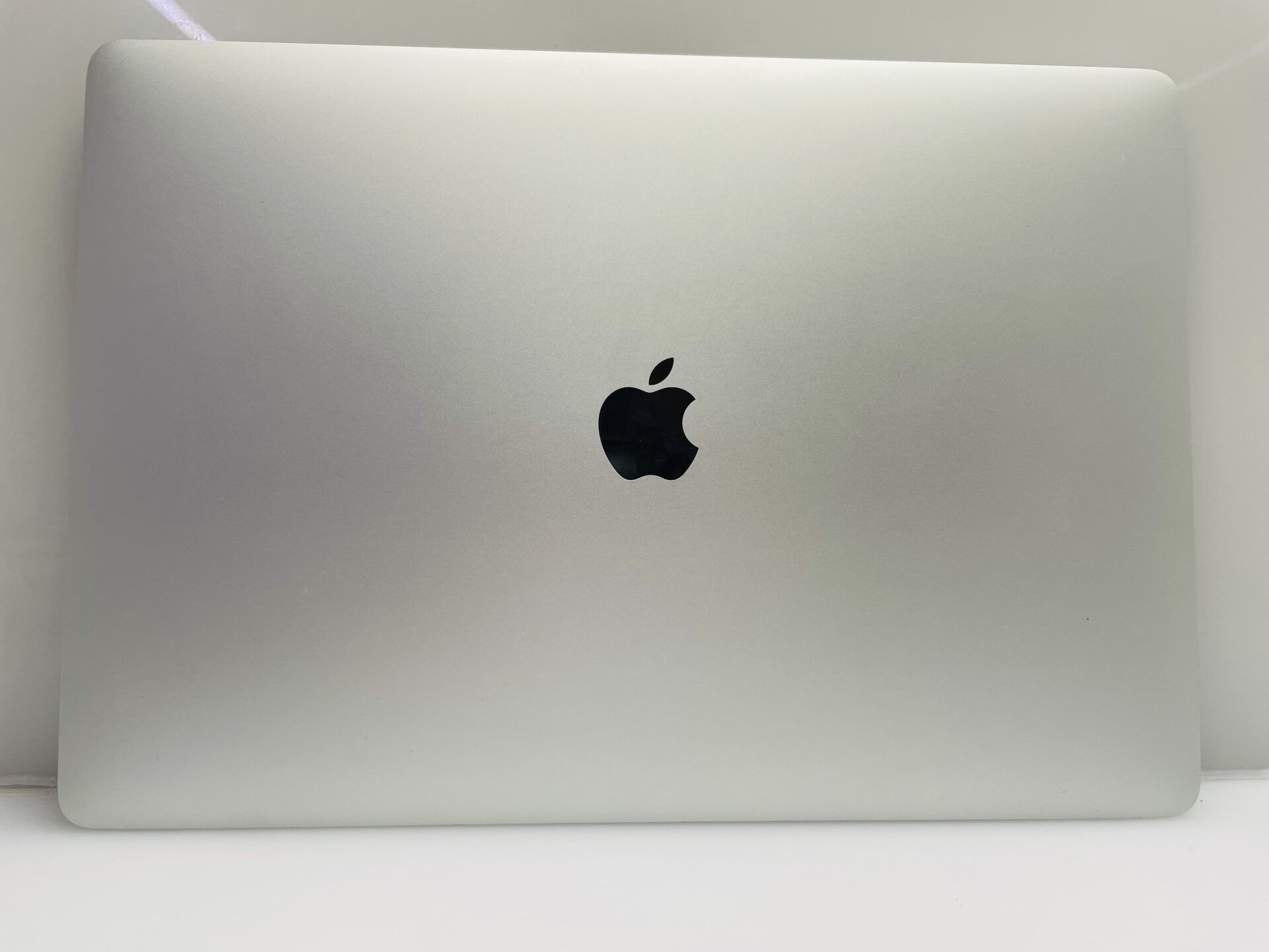 MacBook Pro 15-Inch “Core i7” 2.6GHz 16GB RAM 256GB SSD (Late 2016) Silver - (Grade B) - Image 2