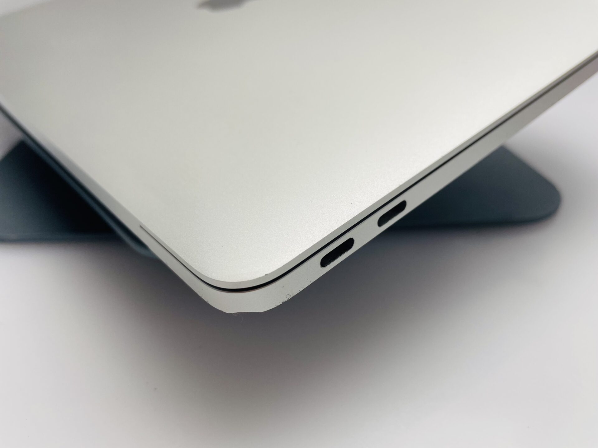 Apple MacBook Pro 13-Inch “Core i5” 2.3GHz (2017) 8GB RAM 128GB SSD Silver (Grade B) - Minor Crack - Image 9