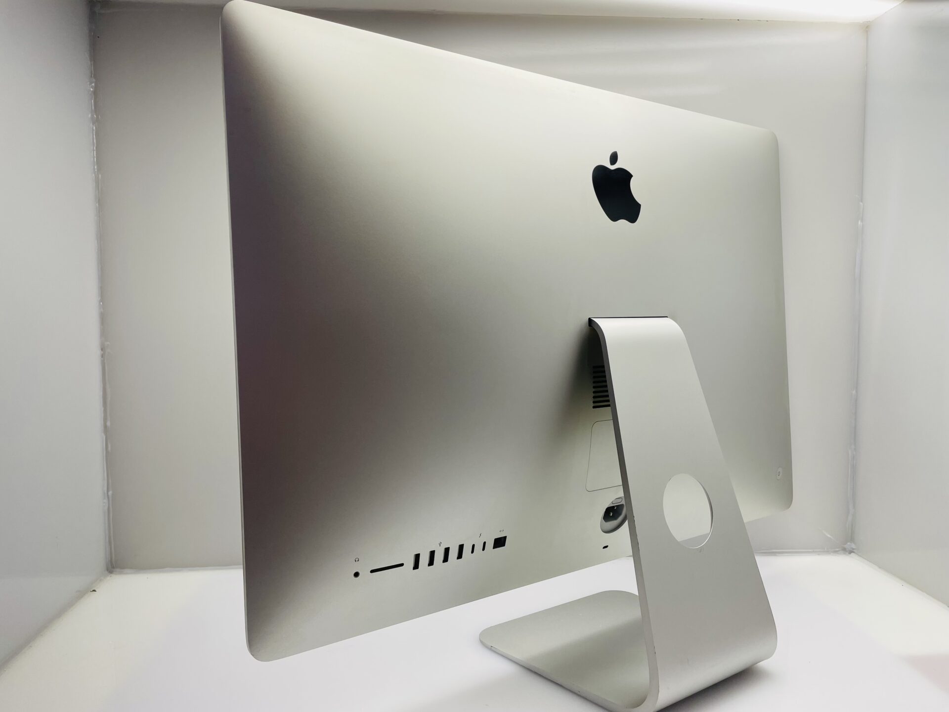 Apple iMac 27-Inch “Core i5” 3.5GHz (Mid 2017) 32GB RAM 1TB SSD Silver (Grade B) - Minor LCD Burn - Image 7