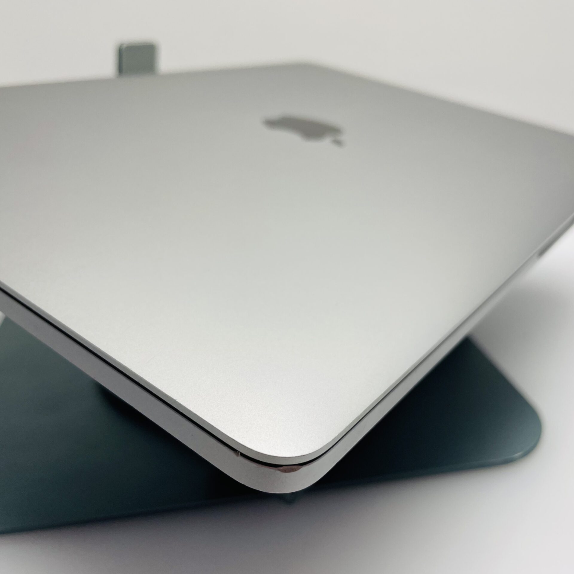 Apple MacBook Pro “M1” 13-inch 8 CPU/8 GPU (2020) 16GB RAM 256GB SSD Space Grey (12 Month Warranty) – Cracked LCD Panel - Image 3