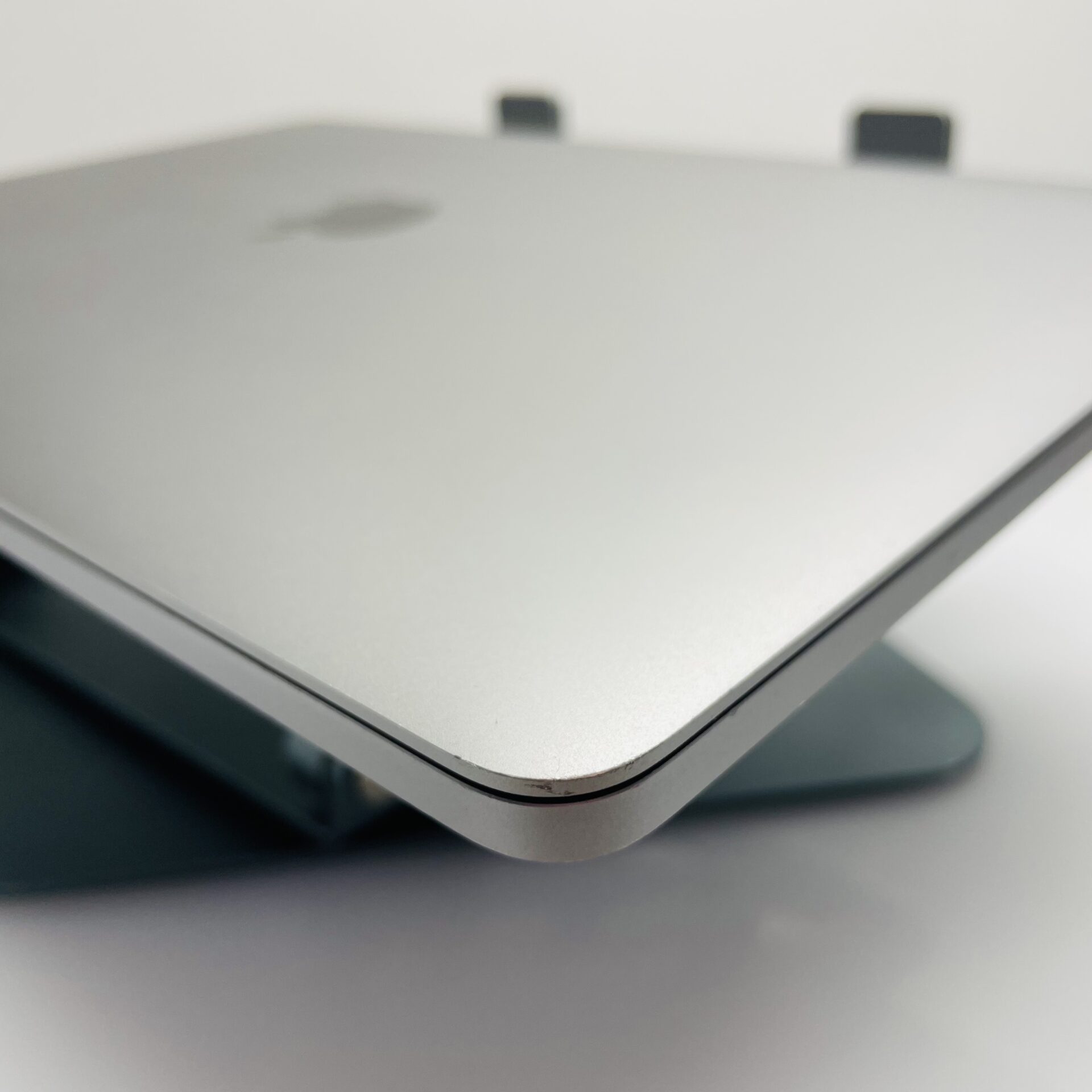 Apple MacBook Pro “M1” 13-inch 8 CPU/8 GPU (2020) 16GB RAM 256GB SSD Space Grey (12 Month Warranty) – Cracked LCD Panel - Image 4