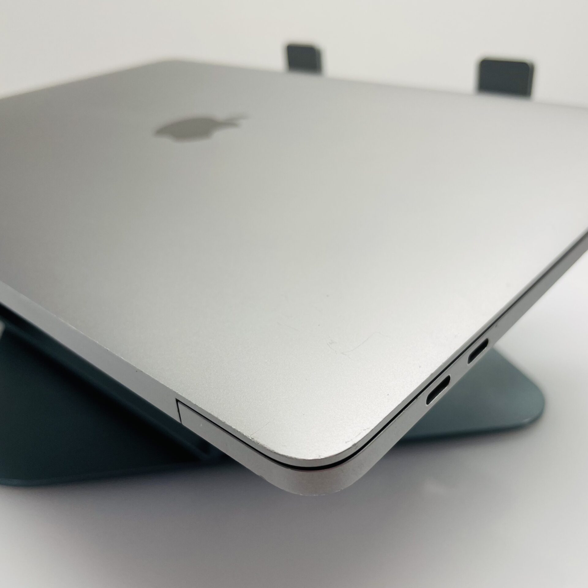 Apple MacBook Pro “M1” 13-inch 8 CPU/8 GPU (2020) 16GB RAM 256GB SSD Space Grey (12 Month Warranty) – Cracked LCD Panel - Image 5