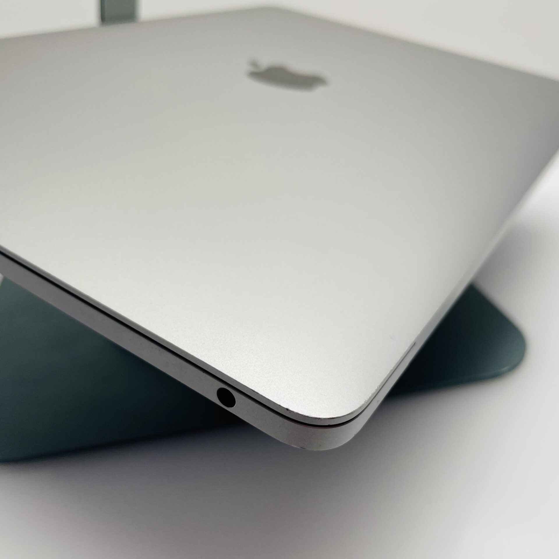 Apple MacBook Pro “M1” 13-inch 8 CPU/8 GPU (2020) 16GB RAM 256GB SSD Space Grey (12 Month Warranty) – Cracked LCD Panel - Image 6