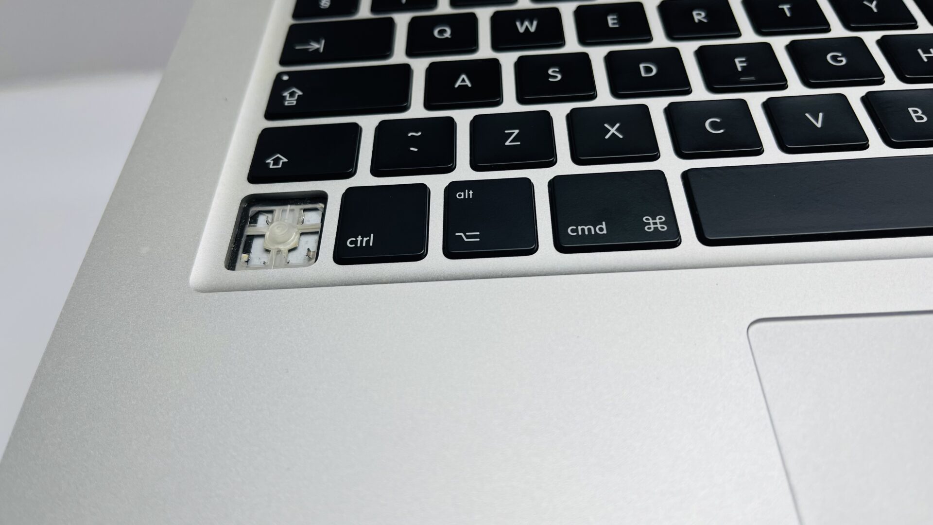 Apple MacBook Air 13-inch “Core i5” 1.8GHz (2017) 8GB RAM 128GB SSD Silver (Grade B) - Faulty Battery - Image 6