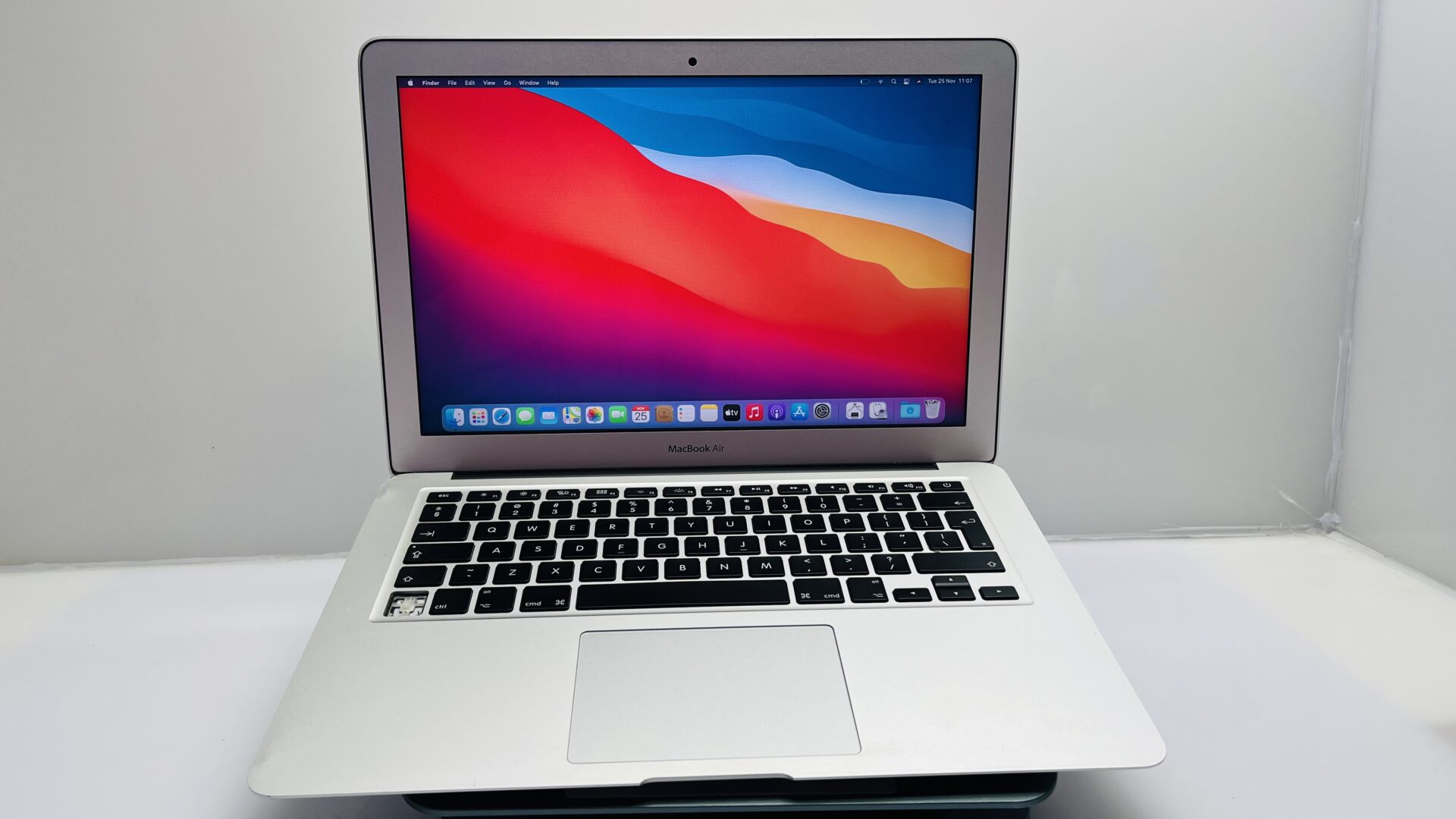 Apple MacBook Air 13-inch “Core i5” 1.8GHz (2017) 8GB RAM 128GB SSD Silver (Grade B) - Faulty Battery - Image 4