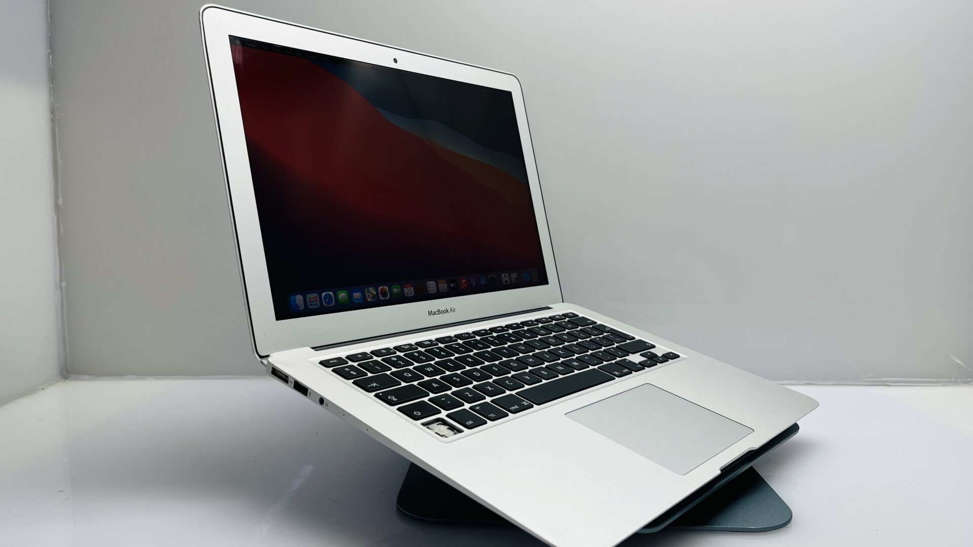 Apple MacBook Air 13-inch “Core i5” 1.8GHz (2017) 8GB RAM 128GB SSD Silver (Grade B) - Faulty Battery - Image 3