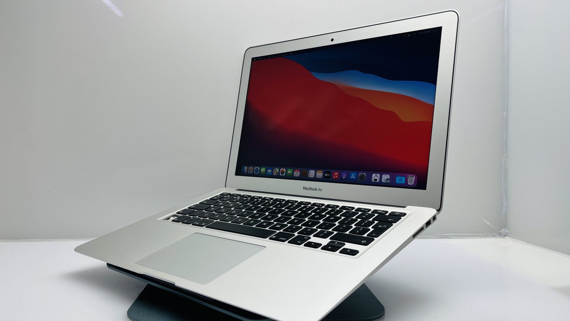 Apple MacBook Air 13-inch “Core i5” 1.8GHz (2017) 8GB RAM 128GB SSD Silver (Grade B) - Faulty Battery - Image 5