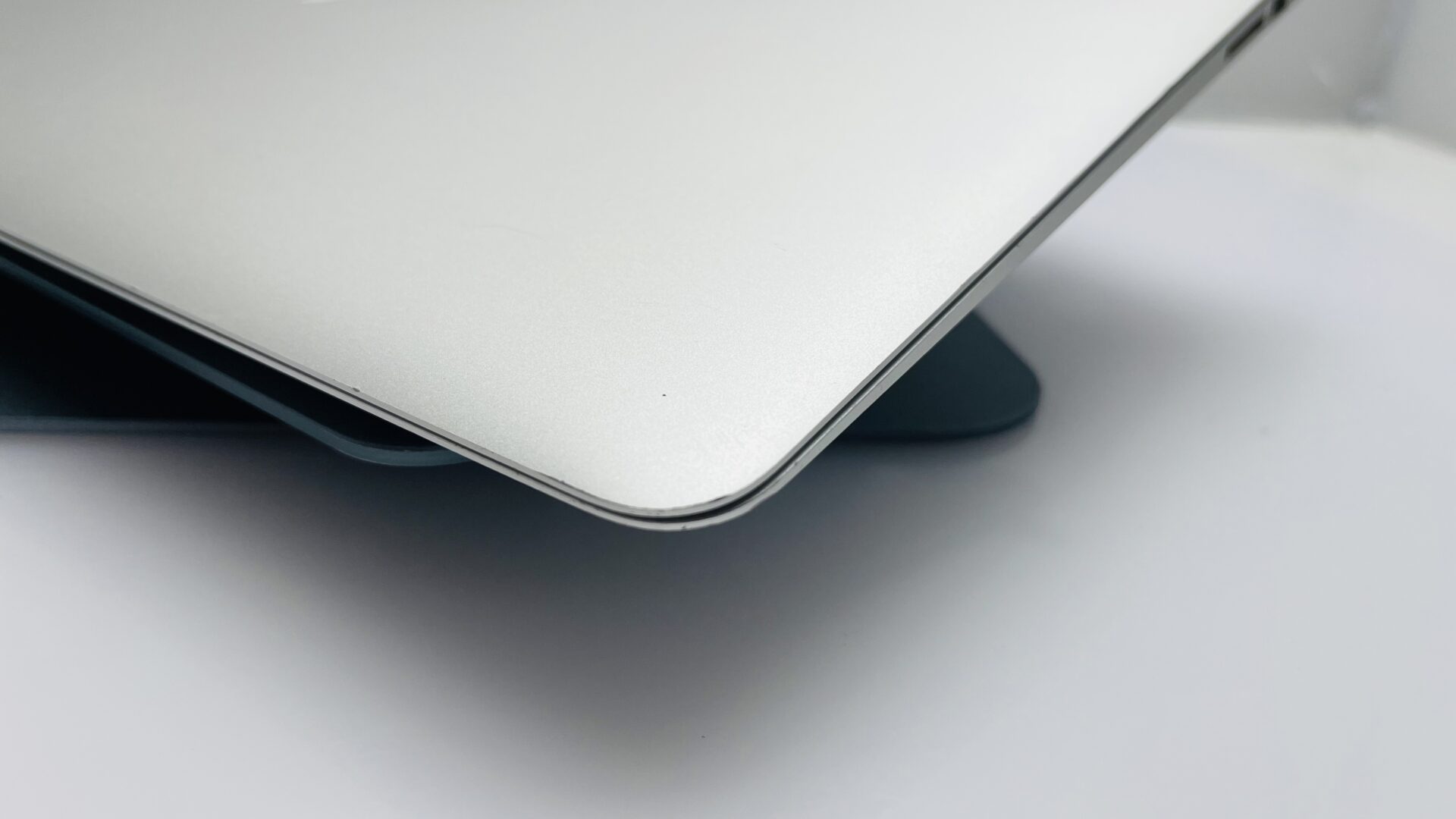 Apple MacBook Air 13-inch “Core i5” 1.8GHz (2017) 8GB RAM 128GB SSD Silver (Grade B) - Faulty Battery - Image 8