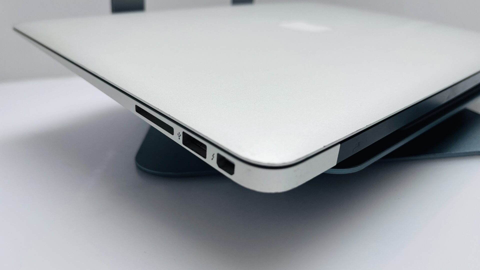 Apple MacBook Air 13-inch “Core i5” 1.8GHz (2017) 8GB RAM 128GB SSD Silver (Grade B) - Faulty Battery - Image 10