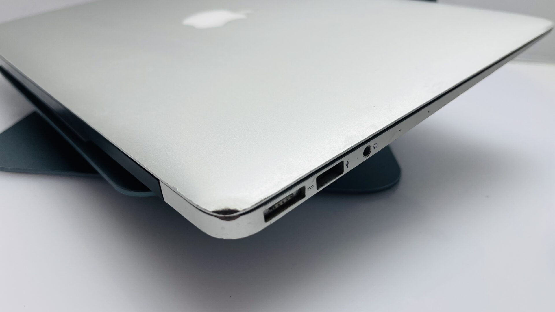 Apple MacBook Air 13-inch “Core i5” 1.8GHz (2017) 8GB RAM 128GB SSD Silver (Grade B) - Faulty Battery - Image 9