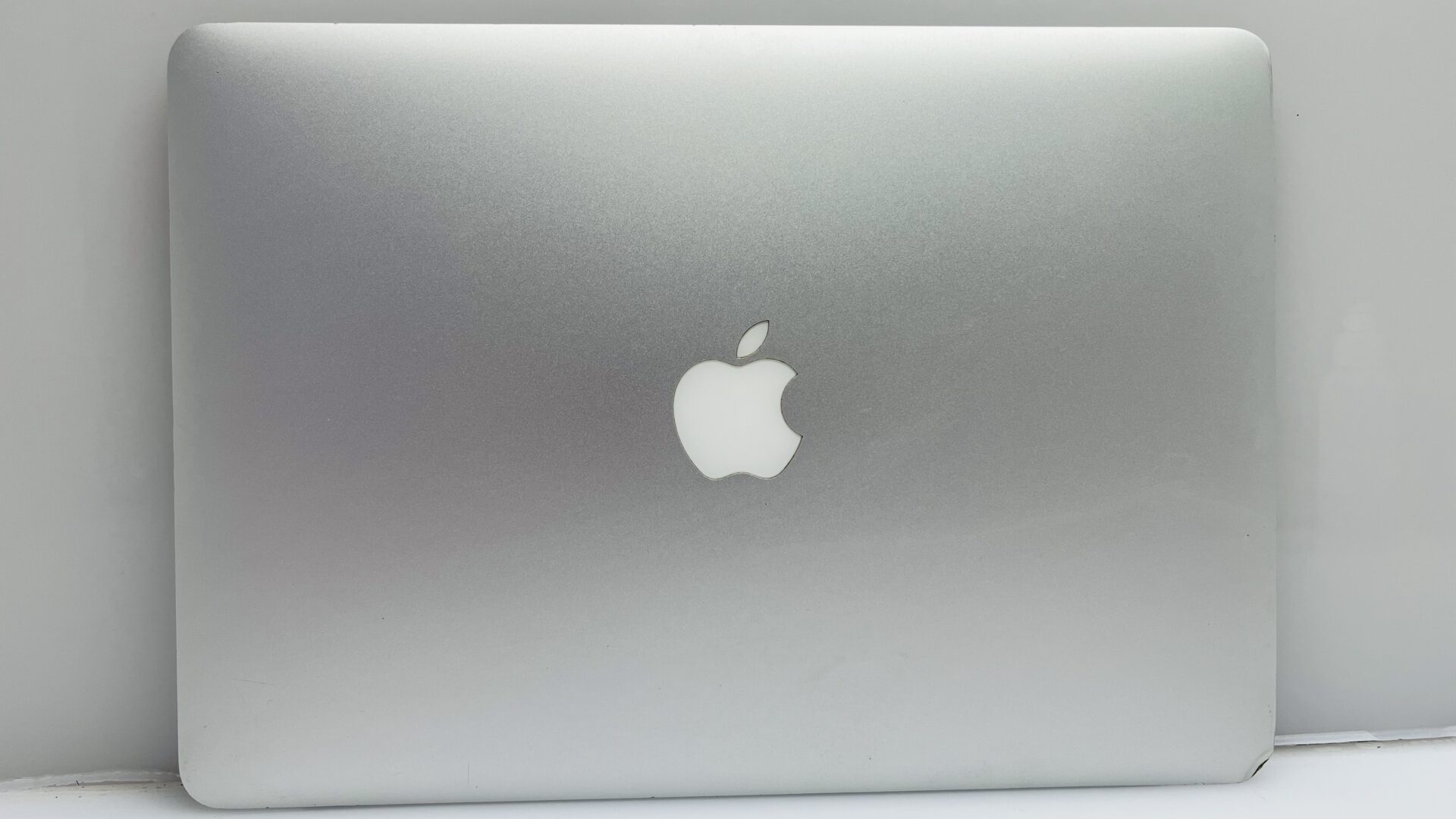 Apple MacBook Air 13-inch “Core i5” 1.8GHz (2017) 8GB RAM 128GB SSD Silver (Grade B) - Faulty Battery - Image 2